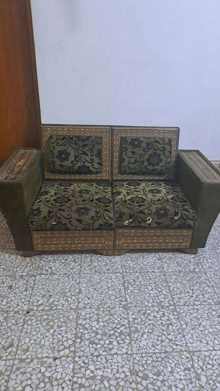 ديوان سوري أصلي دعش مقعد وبسعر ٣٠٠ الف نجف كوفة لتواصل على الرقم
***********
