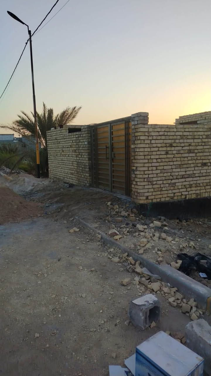 ياالله
هيكل للبيع  / او مراوس حسب القناعه 
لاساس كونكريت السقف عكاده 
المساحه 165 متر.  خريطة البيت حلوه 
غرفه / صاله / استقبل / مناور / صحيات داخليه خارجيه 
العنوان حي لامين  داخل مجمع سعيد  
السعر 40 مليون وبي مجال 

لاستفسار *********** واتساب
