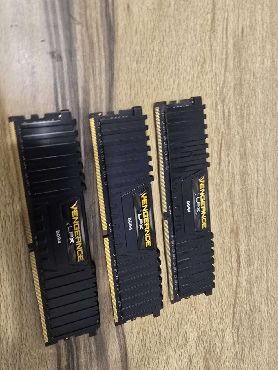 ذاكرة كورساير • ٨ جيجا DDR4 ٣٠٠٠ • ٣ قطع