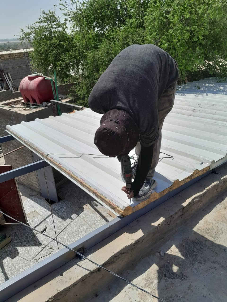 حداد للعمل كافه اعمال الحداده باب شباك سندويج كيربي مسقفات محجرات كيسبان ***********حداد متنقل

نص مكتوب في الصور:
- CapCut AI