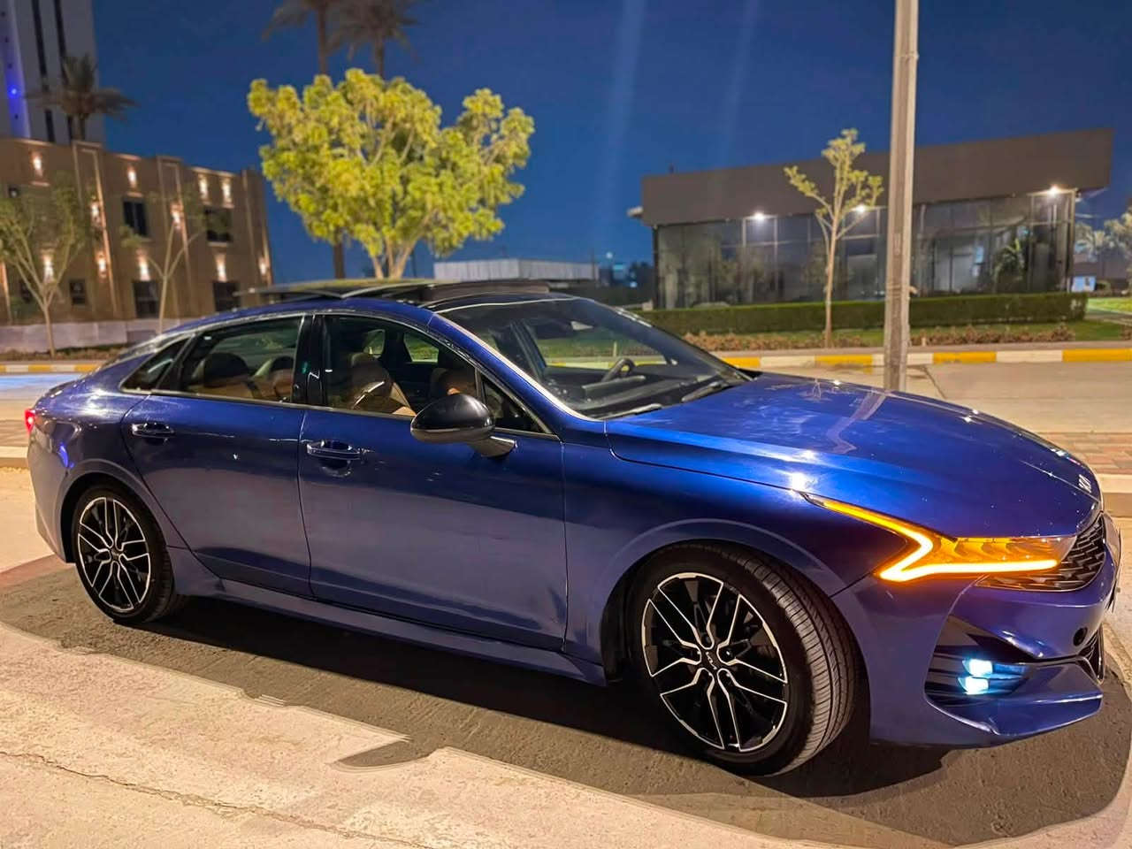 السلام عليكم
K5 موديل 2022 GT 
فول مواصفات 
كشنات مختمه جيتي 
داخل لون جوزي 
ماشيه ٧١ 
بانوراما 
بصمه تشغيل عن بعد 
فول لدات منضومه زنون 
مري شفط
تحكم ستيرن جهتين شفتات جهتين 
رادرات امامي وجانبيات 
حساسات كامره شاشه متصله 
فجوج مختمه GT  
السياره مكينه كير تبريد صدر كهربائيات كفاله 
السياره مصبوغه حزام بدون دواخل بدون شاصي بدون لغد كله كفاله

السعر ١٢٠ بيه مجال
مكاني بغداد الدوره 
رقم الهاتف ***********
