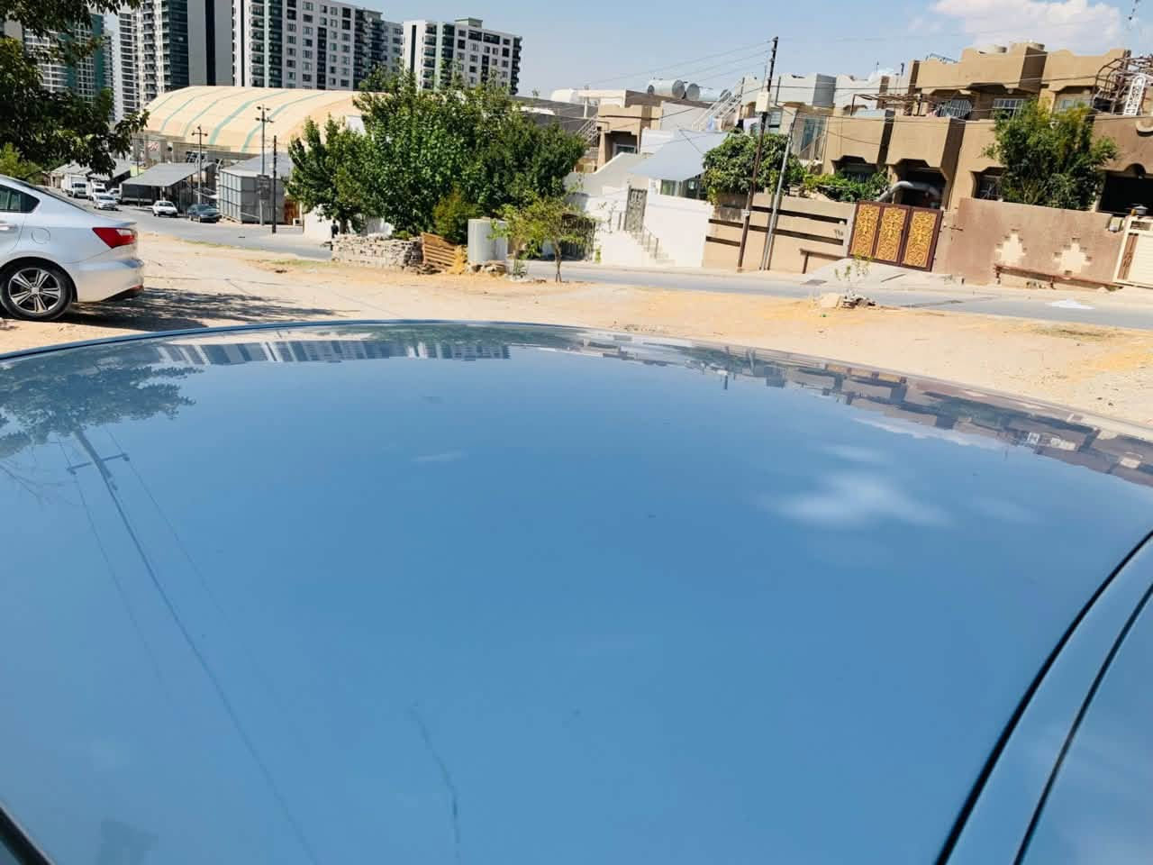 شاهینەی 2006ڕۆیاڵ(بڕاوە) سویچ 47 گەڵاو معامەلە
سەخفی وەک شوشەیە 
سەخف و داعم و لێدراوی و کەڤەر و شانسی بەشەرت
شوخت و قوپاوی نیە
شوێن مووسەکانی چاک کراوە
کۆدی بۆ نەکراوە
مەکینە بچوکی گێڕ گەورە 
گێڕو مەکینەو دوکەڵی بەشەرت
ناو ڕەساسیە
دوو دوگمەیە
کامل مەسروف کراوە
چوار تایەی تازەی لەژێرە
تەبریدی مەزبوتە
ئاوێنە کارەبای 
کونی گەرمی گیراوە
برێکی بەستراوە
مەجموعەی سوکانی لێکززە زۆر نەرمە
شوێن سلێمانی
***********

