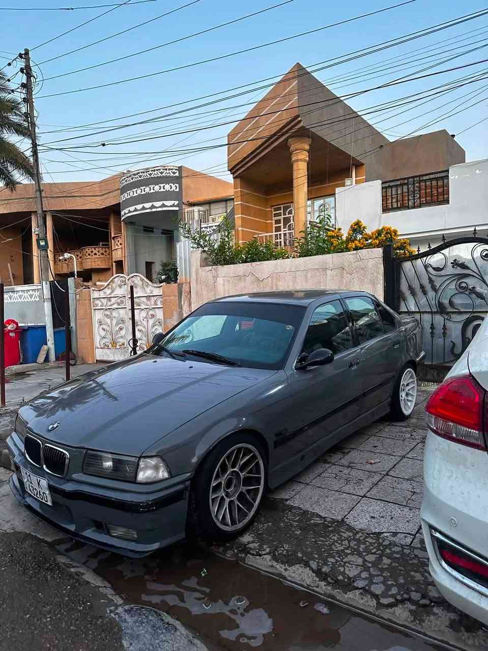 e36
تبريد ثلج 
موديل 1994 

مكينة 28 مسكر فانوس 

كير عادي zf 

اكسل قفل 

داخل جلد اسود نظيف جداً 

سستم صوت ممتاز 

اكزوز تحكم على الريمونت 

ويل bbs new 17

ضفيره سيمنز 

برمجه باك فاير خفيف 

السياره نصبتها حلوه ومتعوب عليها 

رقم بغداد بأسمي تحويل بنفس اليوم 

مكان السياره بغداد العامريه 

رقم *********** 

سعر السياره 57 وبيها مجال بسيط
