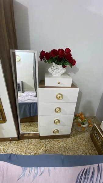 غرفه اخشاب تركي نظيفه السعر 600وبيها مجال بسيط للاستفسار ***********
