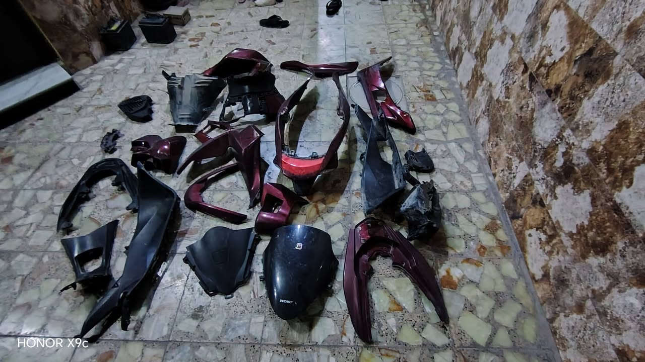 يهه السلام عليكم Pcx جيل ثاني ابيع كوم حديد دراجه طافيه كفرات كامله اكو كم كفر امفطر 700 وبيهه مجال

نص مكتوب في الصور:
- HONOR X9c