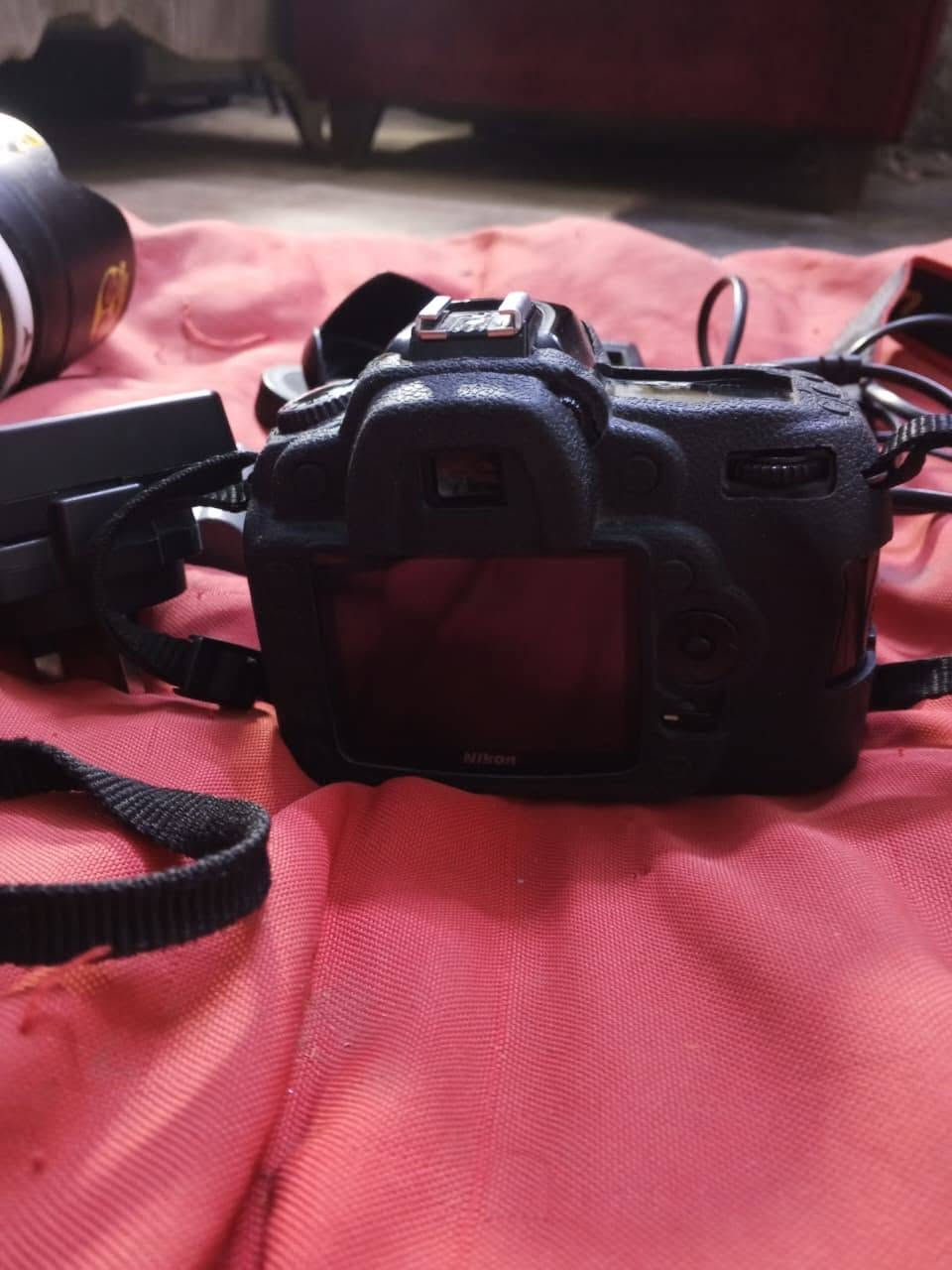 كامرات البيع 📸
وحدة خمسة وميتين
وحدة دي تسعين زوم رياضي وزوم عادي نضافة 100/100 هنة وملحقاتهن 
السعر...
700
رقم الهاتف ***********📞
