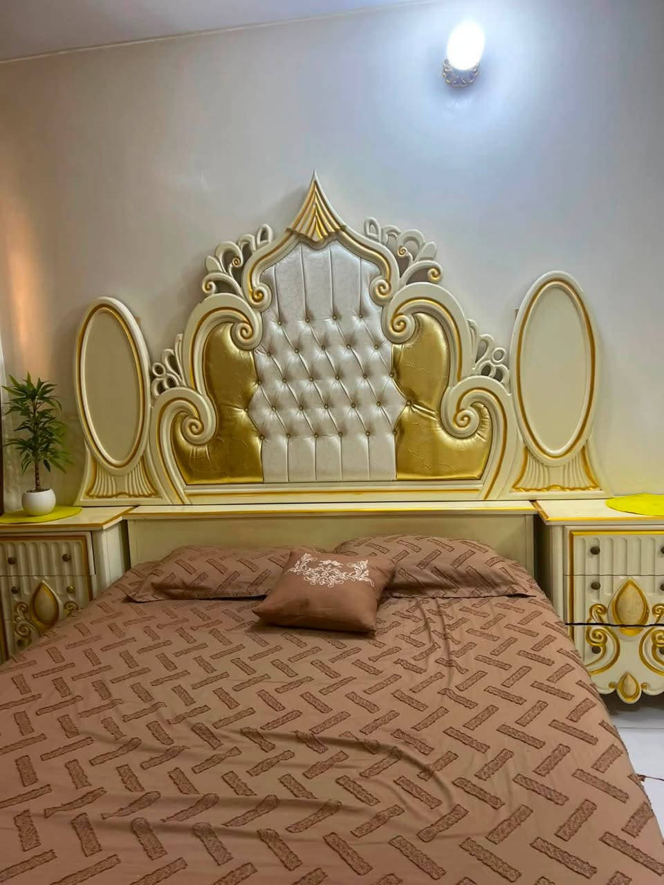 السلام عليكم 
غرفة نوم خشب عراقي 
فصال تركي 
نظيفة استخدام سنتين فقط 
كنتور 6 بيبان ملحق منه وبيه 
موجودة بغداد حي البتول قرب دائرة المرور 
السعر ( مليون وربع ) 
للاتصال ***********
