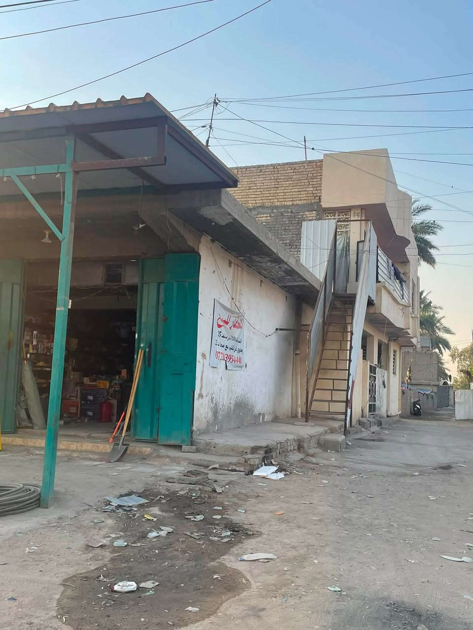 السلام عليكم ورحمة الله 
عقار للبيع طابو زراعي سند 25 
مساحة الكلية 200
محل مؤجر بالكامل مساحته تقريباً 90 متر
والبيت 110 متر 
المنزل يحتوي على شقتين مؤجرة ، منفصلات بدرج خارجي ، ومتصلات بدراج داخلي معزول مؤقتا لغرض 
الايجار (يمكن ازالة الدرج الخارجي ويصبح بيت واحد)
الموقع بغداد الشعلة شارع العام قرب محطة بيت الدهش (العقار على شارع العام مباشرةً)
للاستفسار اكثر يرجى التواصل على الرقم ادناه 
***********
