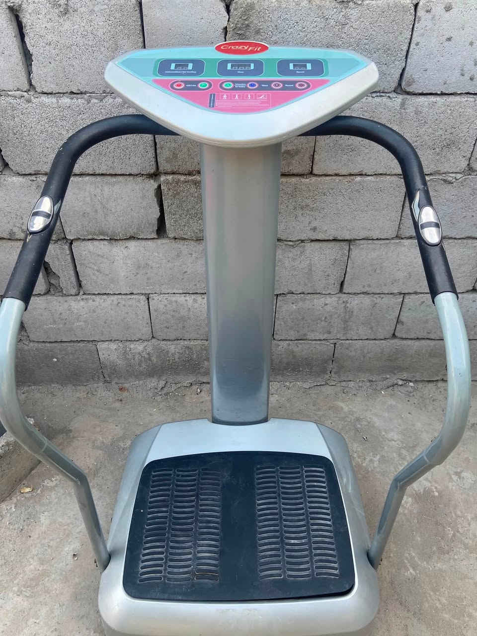 هذا الجهاز يُعرف باسم جهاز الهزاز الرياضي أو منصة اهتزاز الجسم بالكامل (بالإنجليزية: Vibration Plate أو Crazy Fit Massage).
أبرز استخدامه واستخداماته:
 * طريقة العمل: يقف المستخدم على المنصة، وتقوم بالاهتزاز بدرجات وثبات مختلفة لإحداث انقباضات سريعة في العضلات.
 * الاستخدام الشائع: يحرّك الدورة الدموية، ويُستخدم في تمارين التخسيس، وحرق الدهون، وتنشيط العضلات، وتحسين مرونة الجسم.

المهتم يراسلني خاص ***********
مكاني البصرة وماعندي توصيل
