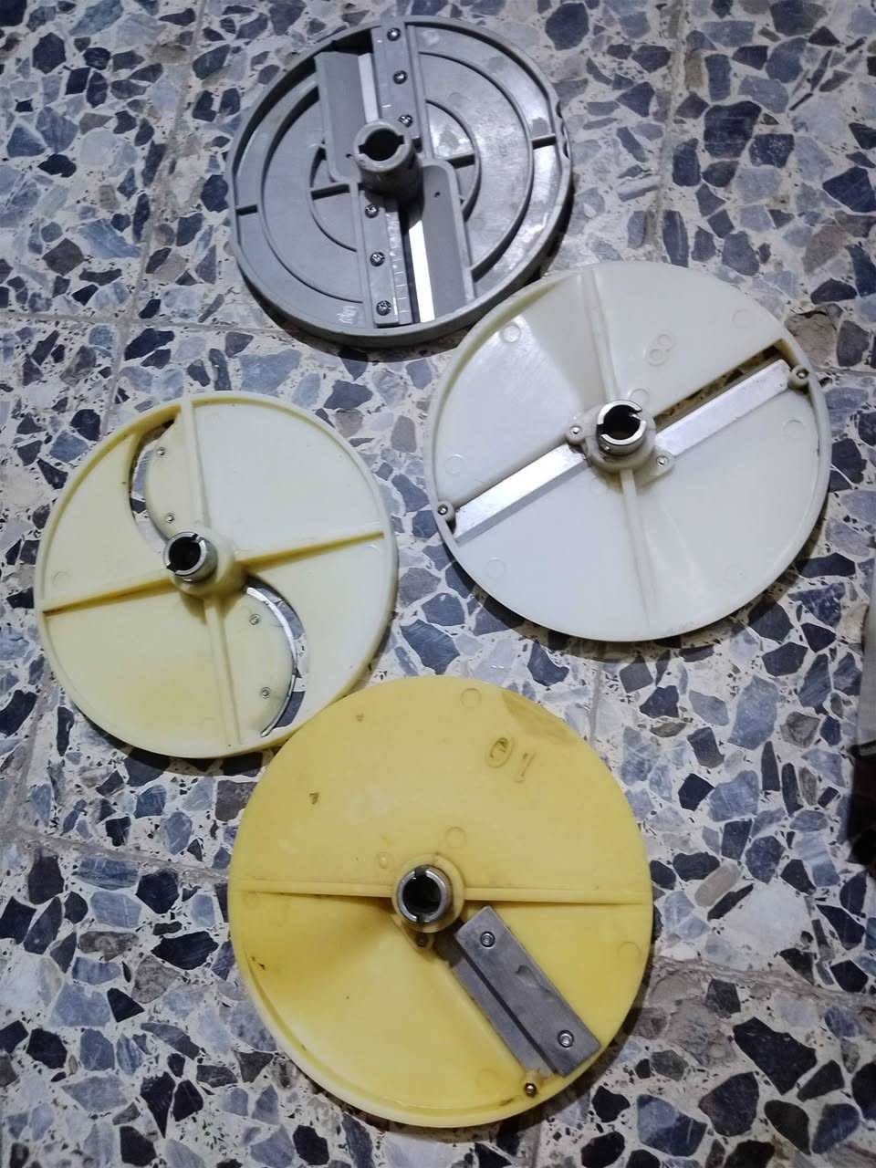 سلام عليكم قطاعه خضار نظيفه جدا مع ملحقاتها أقراص اربعه
مكاني بغداد حي اور ***********
