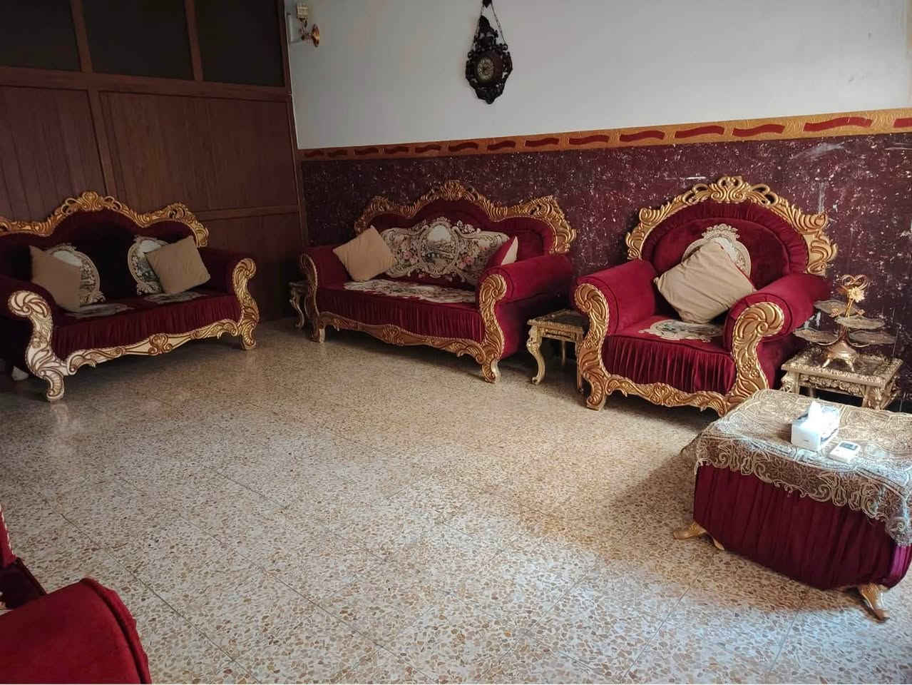تخم حطاطه عشرة مقاعد نظيف +طبلات عدد 5 لون ذهبي ٤ صغار +واحد كبير + بردة تول
السعر 450وبي مجال 
للاستفسار ***********
