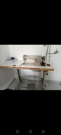 هذه ماكينة خياطة صناعية (Industrial Sewing Machine) من نوع خياطة مستقي...