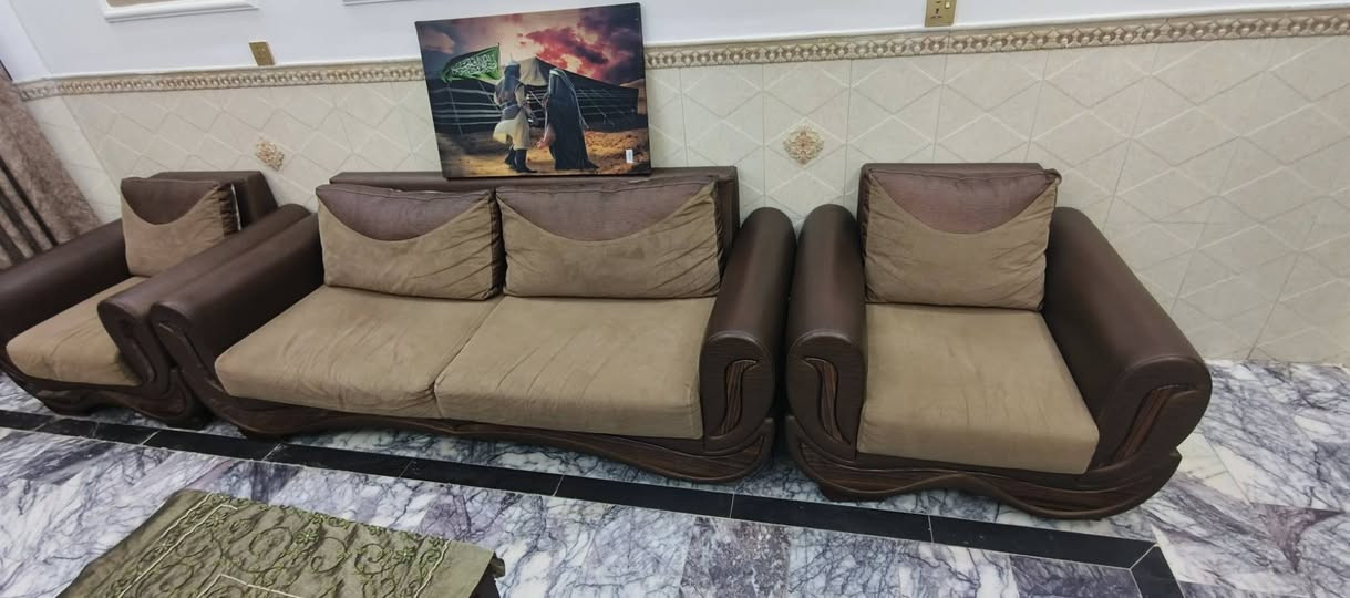 سلام عليكم تخم ١٠مقاعد نضيف تفصال مو سوكي مكاني بغداد ام الكبر والغزلان مخدات وجهين ***********
