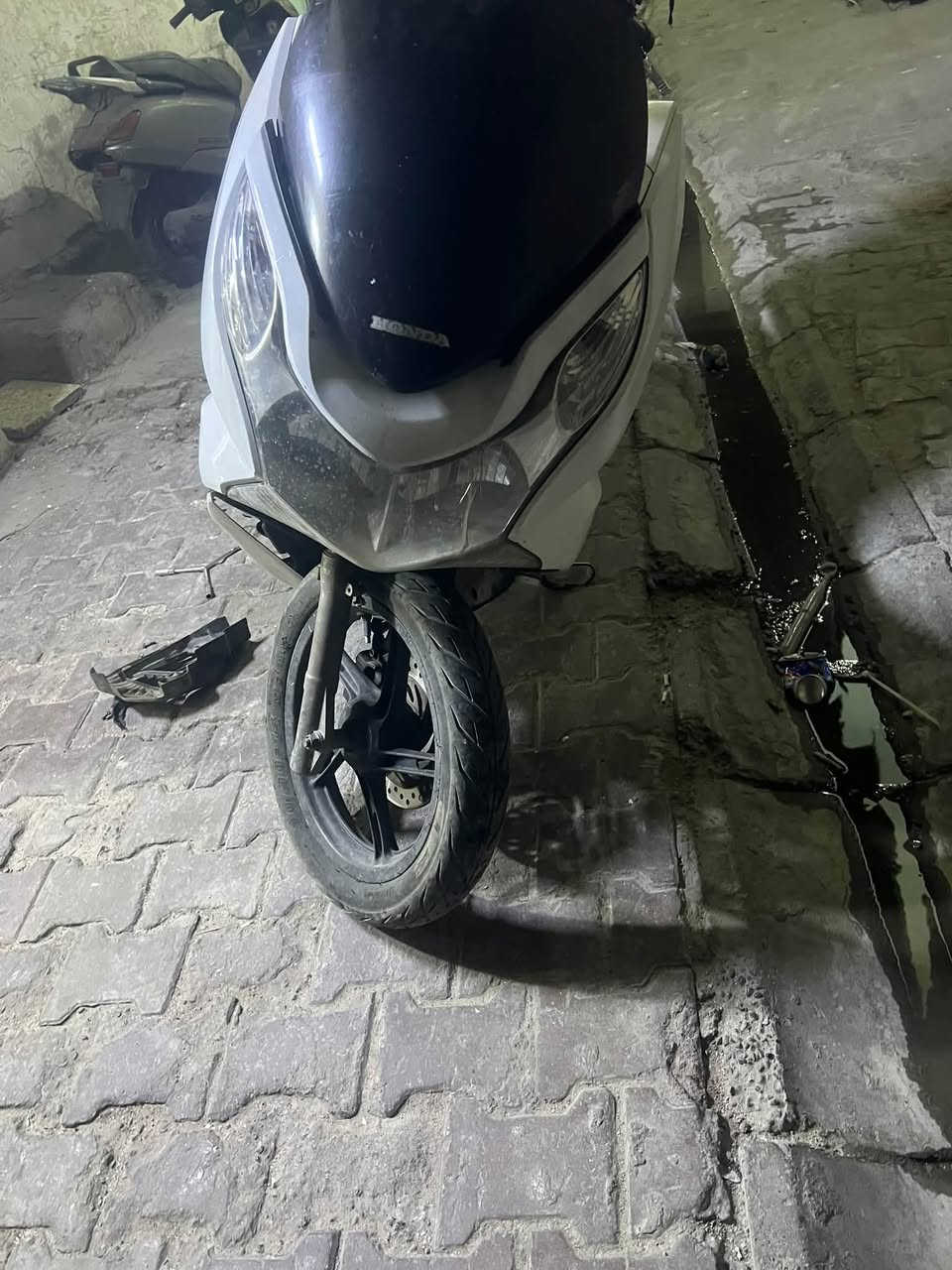 سلام عليكم
Pcx جيل اول

بيهة ملاحظات بلكفرات فقط شلعة 
ومعدل فول ادامة كلجات وقايش جديد
تخم تغيرات جدد
صالنصة رياضي ياباني 
تجي تفحص وتتوكل 
مكاني بغداد باب الشيخ
تجي تفحص وتروح
***********
