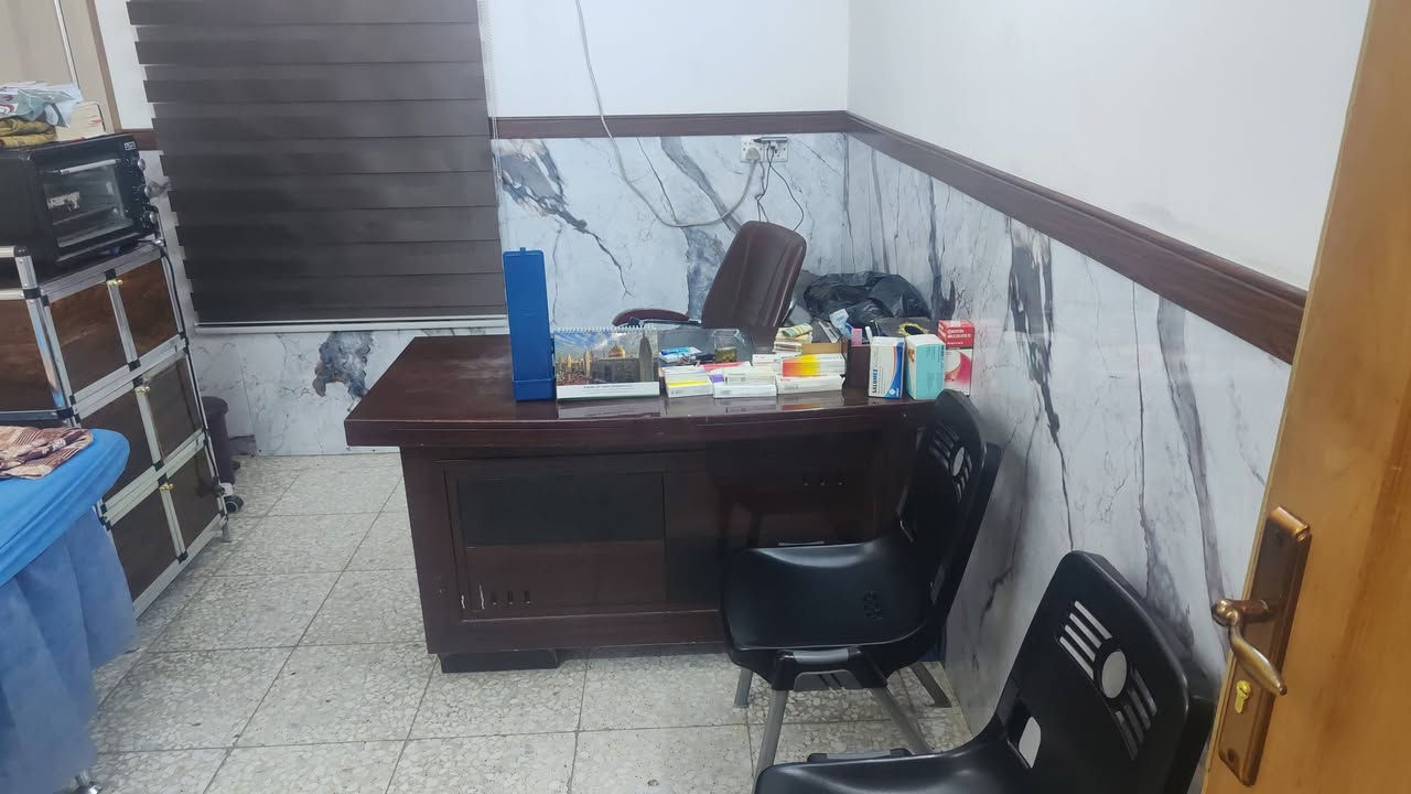 عيادة طبية فارغة للايجار الاختصاصات المطلوبة باطنية قلبية  اطفال او نسائية. علما ان العيادة مؤثثة للتواصل مع الرقم ***********
