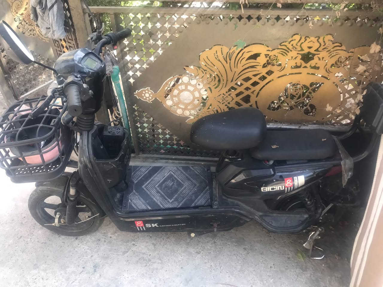دراجه R-15 جانت تشتغل والجهال طفوه وتركوها باترياتها موجوده والبصمات والشاحنه للبيع السعر 75 الف وبيها مجال العنوان بغداد بوب الشام للاتصال ***********
