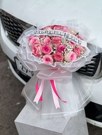 30 Roses وردي🩷✨. لان كل مناسبه تستحق لمسة من الجمال🩷.  زورونا في متجرن...