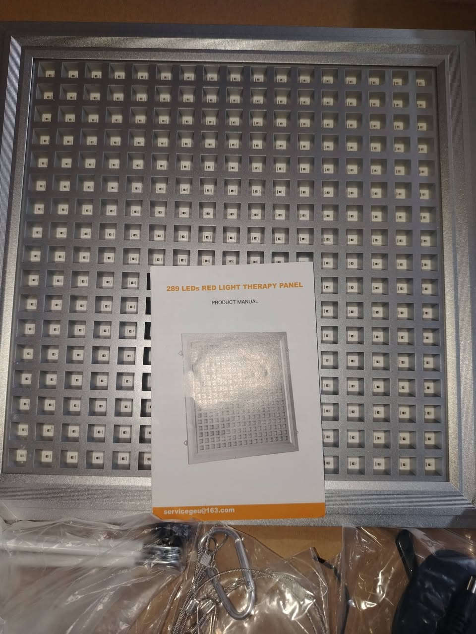 لوحة علاج بالضوء الأحمر والأشعة تحت الحمراء (289 LEDs Red Light Therapy Panel) والتي تُستخدم عادةً لأغراض العناية بالبشرة، المساعدة على الاسترخاء، وتخفيف آلام العضلات والمفاصل (بأطوال موجية شائعة مثل 660 نانومتر و850 نانومتر).وصف الجهاز: لوحة مربعة الشكل تحتوي على مصفوفة من صمامات الإضاءة الثنائية (LED) المصممة لتسليط الأطوال الموجية العلاجية على الجلد أو الجسم.الاستخدامات الشائعة: تُستعمل جلساً لتحسين مظهر الجلد، وتقليل علامات التقدم في السن، والمساعدة في التعافي العضلي وتخفيف التيبس أو الآلام الخفيفة.
اطي بي سعر
الاستفسار خاص او واتساب ***********
