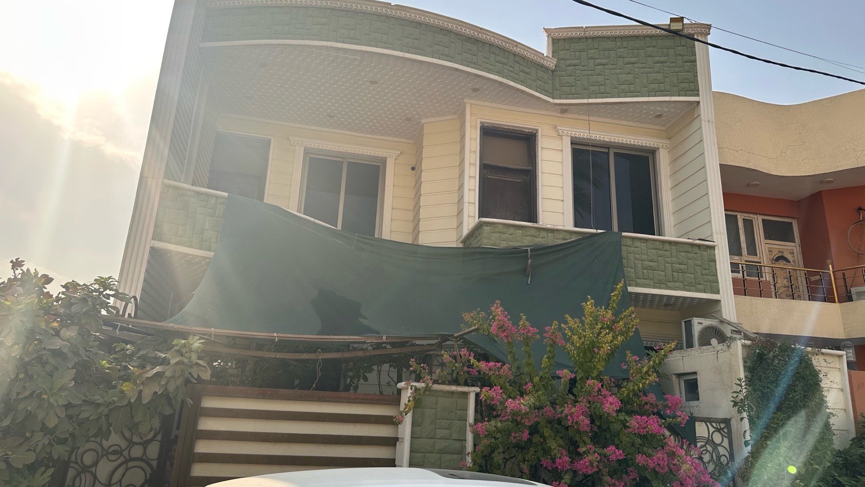 سلام عليكم بيت مساحه 150متر واجه15نزال10 بيت بناء ٢٠٢٠ كامل مكمل من كل النواحي غرفه جوه وحمام وتواليت ومطبخيت حراري ومطبخ ديكور وتواليت خارجيه فوك ثلاث غرف وحمام وتواليت السعر 260 مليون عنوانه ديالى كورنيش ديالى