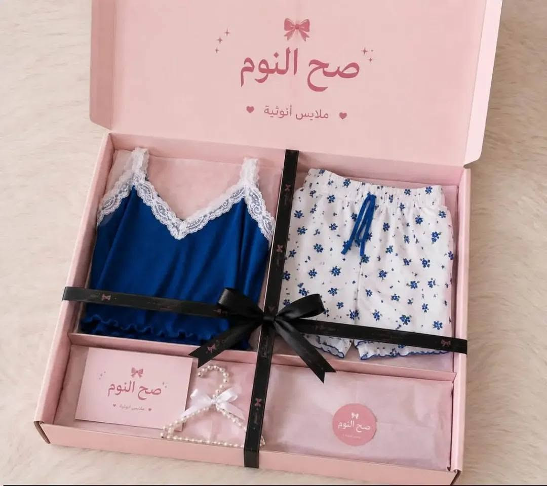 �✨ بكج وردي فاخر… هدية بكل تفاصيلها تحچي عن ذوقچ ✨🎀
إذا تريدين هدية ناعمة، أنيقة ومتكاملة 💗
للحبيبة، للأخت، للصديقة… أو حتى دلّلي نفسچ 🌷

🎁 محتويات البكج:
♡ بجامة حسب الطلب
♡ ماسك
♡ طوق أنيق
♡ قرصة فيونكة 🎀
♡ روج 💄
♡ كارت برسالة من اختيارچ
♡ ترتيب وتنسيق فاخر
♡ تغليف وردي راقي وكيوت
♡ إضافات جميلة داخل البكج ✨

💗 كل هذا بسعر 20 ألف فقط 💗

🚚 التوصيل:
♡ داخل الأعظمية مجاني 🎀
♡ بغداد 5 آلاف
♡ المحافظات 5 آلاف

🎀 هدية مرتبة… فخمة… وجاهزة حتى تفرّح شخص غالي على قلبچ 🤍

📞 للطلب والحجز:
***********

✨ اختاري البكج… وإحنا نهتم بكل التفاصيل.
