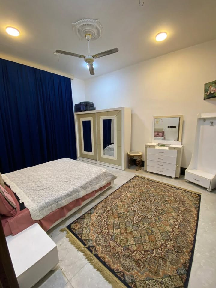 🏠 بيت للبيع مؤثث بالكامل – موقع مميز في كربلاء المقدسة 🏠
فرصة استثمارية وسكنية ممتازة للراغبين بالراحة والمساحة الواسعة والخدمات المتكاملة!
📍 الموقع: كربلاء المقدسة – خلف جامعة العميد – نهر الهندية (شارع مكتب الشريفي).
📜 السند القانوني: طابو زراعي (سند 25 رتبة).  
📐 المساحة والواجهة:  
 المساحة: ربع دونم (625 متر مربع).  
 الواجهة: 13 متر.  
✨ مواصفات البيت والتقسيم الداخلي:
 🛏️ 3 غرف نوم ماستر ().
 🛋️ صالة معيشة كبيرة جداً.
 🚪 استقبال ضيوف واسع.
 🍳 مطبخ نظام (حار / بارد).
 🌳 حديقة كبيرة واسعة.
 🛋️ البيت يباع مؤثثاً بالكامل بأثاث فاخر وجاهز للسكن فوراً.
السعر ٤٢٥ مليون 
 ⚡💧 خدمات كاملة (ماء، كهرباء، وطرق مخدومة).
📞 للاستفسار أو حجز موعد للمعاينة:
يرجى التواصل عبر الاتصال أو الواتساب على الرقم:
[ *********** ]
