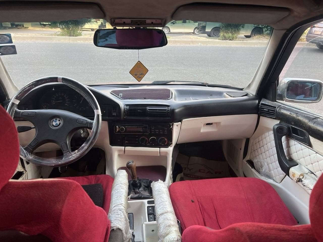 MBW 520 1992
بێ سبوغ و بێ لێدران
گێر عادی
گێر و مەکینە و  تەحویل  بەشەرت
چوار جام کارەبا
هەزە  سەنەوی تا 2031

***********

BMW 520 1992
بدون سبغ بدون ‌ضربة
گیر عادي
گیر و مکینة و تحول بشرط
4 جامات كاربایی
هزة سنویة مجددة لغایة 2031

*********** أربيل, العراق
