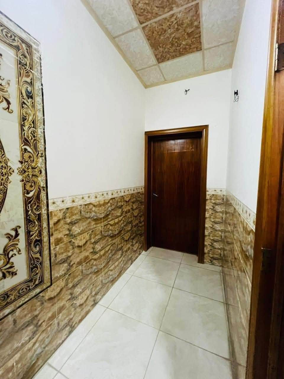 🏡 دار ركن للبيع + 5 محلات مؤجرة 🏡

الموقع: حي الملايين الأولى - قرب جامع الحسنين.

 المساحة: 403 م² (واجهة 15 م ركن).

 السند: بستان ملك صرف.

 الوارد: 5 محلات تجارية مؤجرة بـ (625 ألف شهرياً) 💵.

📌 تفاصيل البناء (طابقين):

 الأول: 3 غرف نوم، استقبال، هول، مطبخ، صحيات، كراج، حديقة.

 الثاني: 3 غرف نوم، هول، صحيات، بيتونة.

📞 للاستفسار:

*********** | ***********
