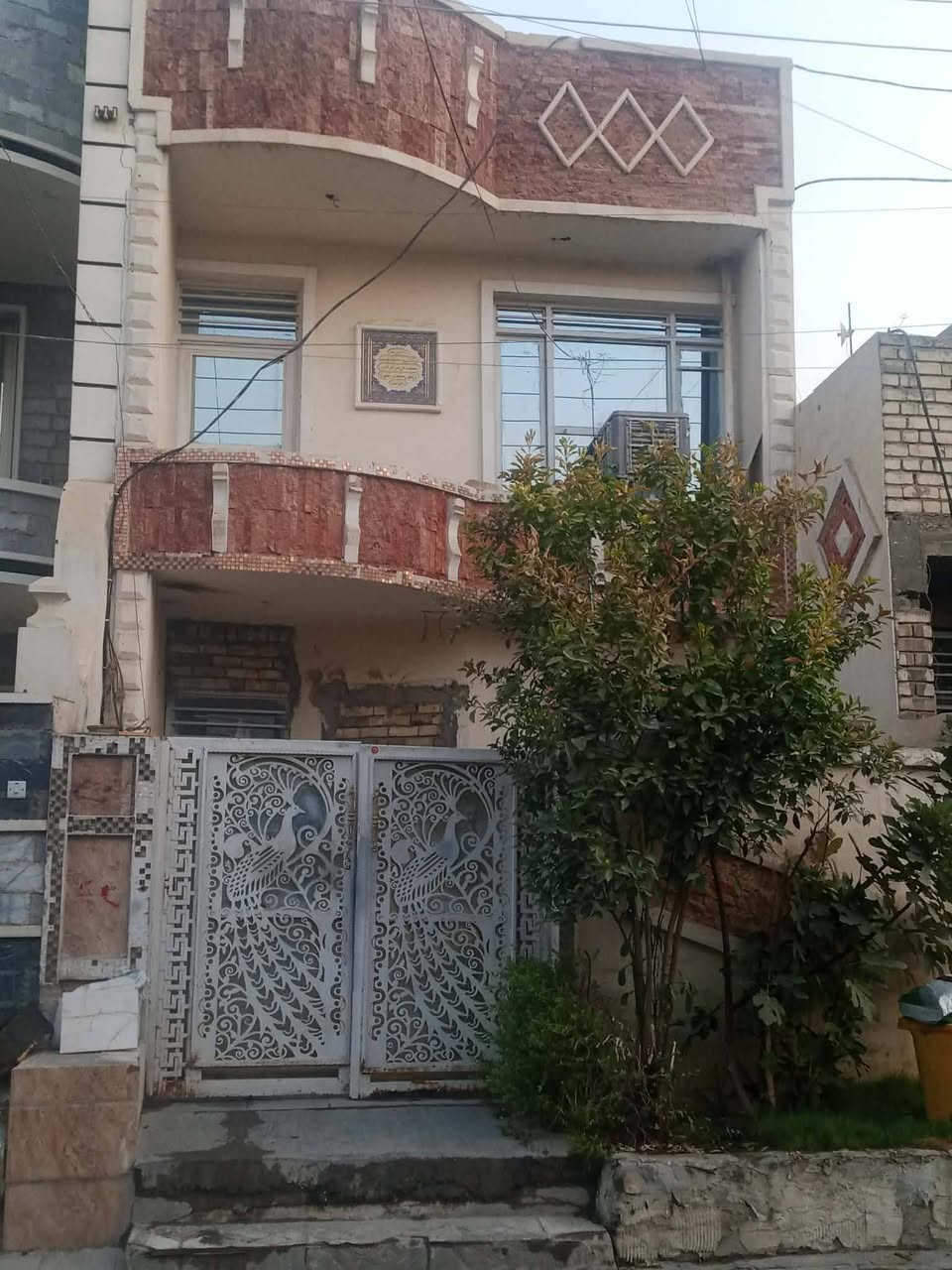 🏠 بيت للبيع في الدورة – موقع مميز جدًا
للبيع بيت 100م²، واجهة 5م × نزال 20م، طابقين، تشطيب زين ومرتب.
📍 الموقع: الدورة – بين الصحة وشارع 60، قريب من مدرسة الحضر والصناعة.
🏡 طابقين
🛏️ 3 غرف نوم
🚿 حمامين، واحد جوه وواحد فوق
💧⚡ خدمات كاملة
📜 زراعي – سند 25 + قرار محكمة
💰 السعر165 مليون دينار قابل للتفاوض للجادين
📞 للجادين والمشترين فقط، التواصل على الخاص.***********
موقع حلو وسعر مناسب، والبيت جاهز للسكن.
