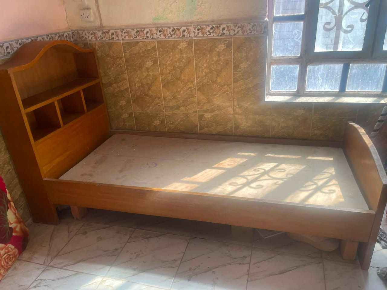 ميز كاشير يرهم كلشي تركيب وميز المنيوم وچريايه نجاره ام نفر للبيع مكاني بصره ***********
