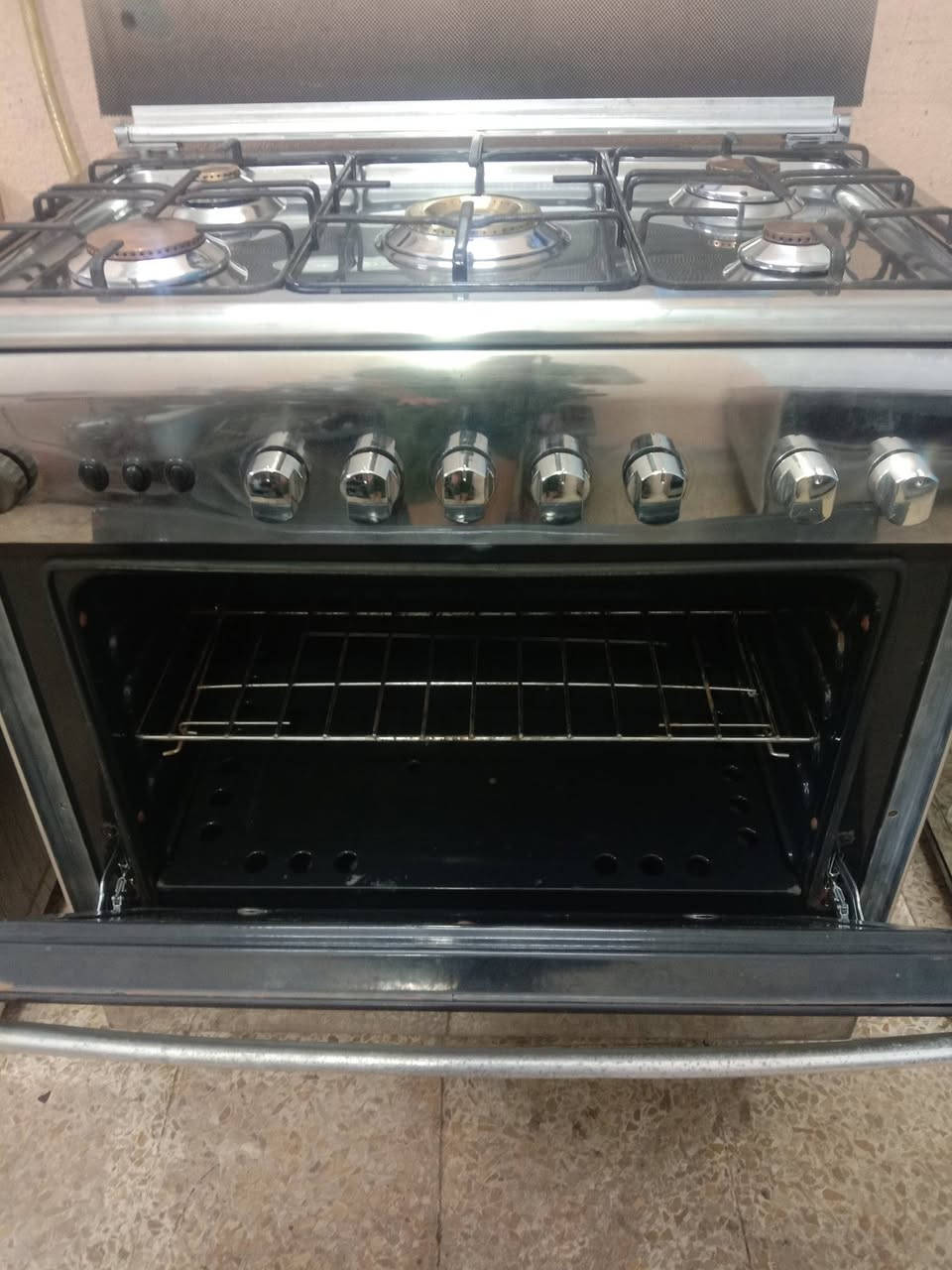 طباخ للبيع فريش مصري حجم 80*60كلو شغال شرط الفرن يشتغل خطين سوه العنوان موصل مدخل شارع العكيدات للاستفسار عالرقم *********** الخاص مفتوح
