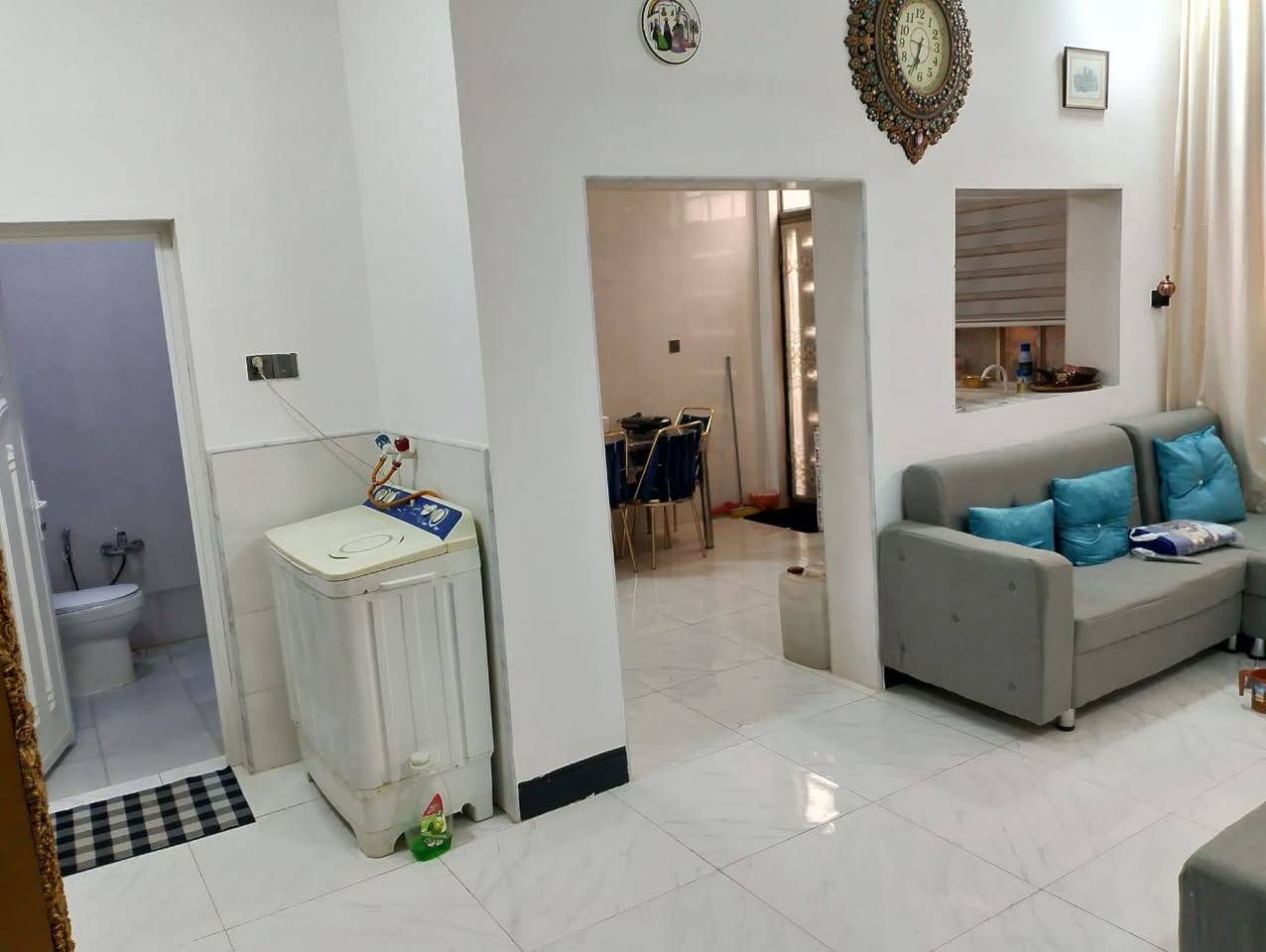 غرض واجهة البيت 10.5
غرفة نوم كبيره 6×4
غرفة نوم 5×4
ستقبال 6.5×4 متر 
صالة 7 ×3متر 
مطبغ داخلي 5 ×5
حمام 2.5×2
منزع ملابس 1.5×1.5
تواليت غربي داخلي
تواليت شرقي خارجي
منور 2×3
طارمة 10×3
مطبخ خارجي 
السطح شتايكر 
ستارة 
ملاحظة :_
كل داخل البيت ديكور ونقوش مغربية 
تأسيس ماء ومجاري حديث 
تأسيس كهرباىيات حديثة 
***********
السعر 160 
حي التضحية قرب مجمع فلس ونص قريب جدا على شارع الصدرين الجديد السريع سابقا
