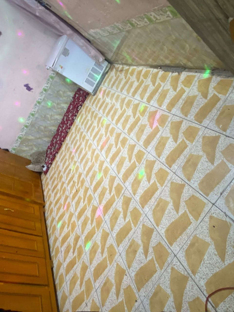 وين الحلوين والمرتبين لي يحبون ترتيب خل يوارونه بداعهم بهاذه البيت 💞😁

 البيت للبيع  المساحه 112 متر  

يبعد عن شارع العام الرئيسي دقيه وحده 
البيت مكون من غرفه وصحيات وصاله وستقبال 6طول وعرض4وربع 

مكان البيت ناصریه سديناويه مقابيل مثلجات الملاك سعره مناسب 45مليون

 وبي مجال قريب على شارع الرئيسي خدمات كامله بيت 🏠🩷

 جاهز فقط عوزه ترتيبات البيت كامل 
واهلا وسهلا بيكم تنورونه 💞🫶🙃
رقم تواصل يحلوين ***********
