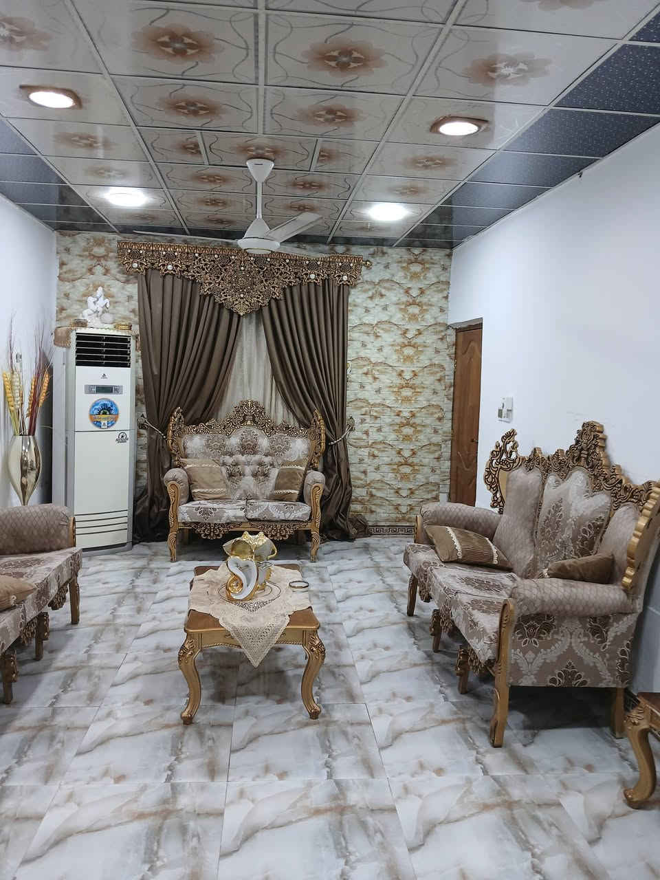بيت للبيع حي الفرات مياحه ٢٠٠ طابقين شارع تبليط خدمات كامله مبايل ***********
