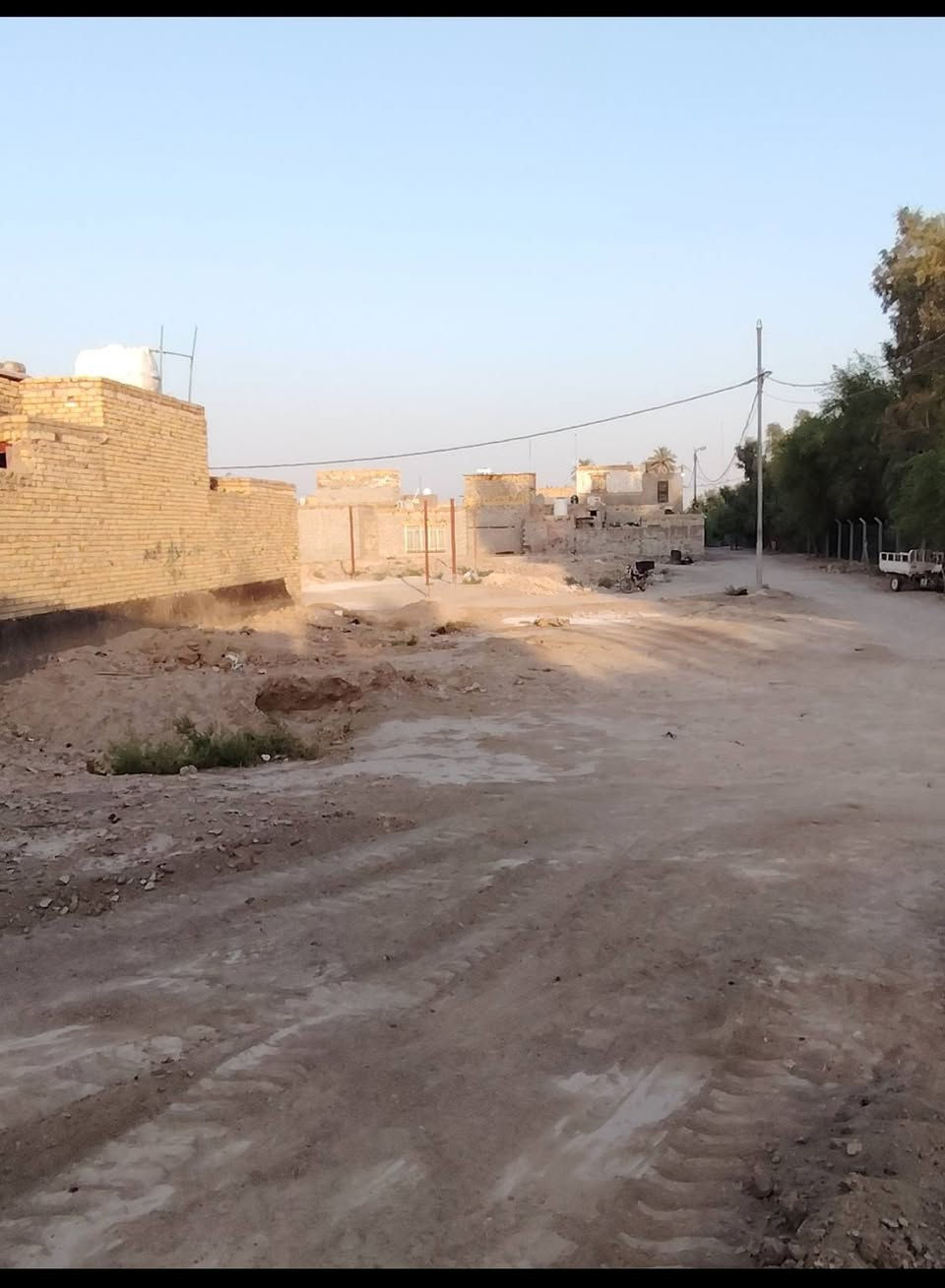 سلام عليكم يوجد عرصه البيع المنطقه مال عقيل الغازي المساحه 230متر مربع ركن عله شارعين قريبه عل شارع العام كهرباء وماي ومجاري كلشي متوفر الاستفسار اتصال عله هاذا الرقم ***********
