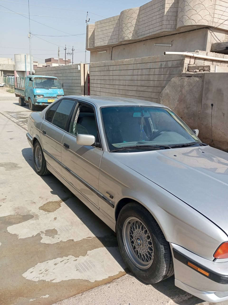 سلام عليكم 
للبيع بي ام 525كبس دجتل لون سلفر رقم نينوى دولي شرط التحويل سنويه ال 2027
السعر 68 وبي مجال قليل 

مكان السياره موصل ناحيه ربيعه 

موديل 1991
تبريد ثلج على سويج
سلايت 
جامات كهرب 
كشنات جلد
ويل كب خليه كصه 
لايت زينون 
طخم امامي وخلفي جديد
طخم تاير جديد 
صبغ عام جماليه مكفوله من المعجون والضربه 
كير ومحرك بشرط لا صرف ولا نفخ
***********
