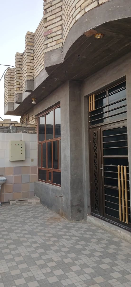 بيت للايجار في قرية المختار بناء حديث فول مواصفات مساحة البناء ٢٠٠ متر مع حديقه ٢٠٠ متر غرفتين وصاله واستقبال ومطبخ الايجار ٣٠٠ الف للاستفسار التواصل مع صاحب الدار ***********
