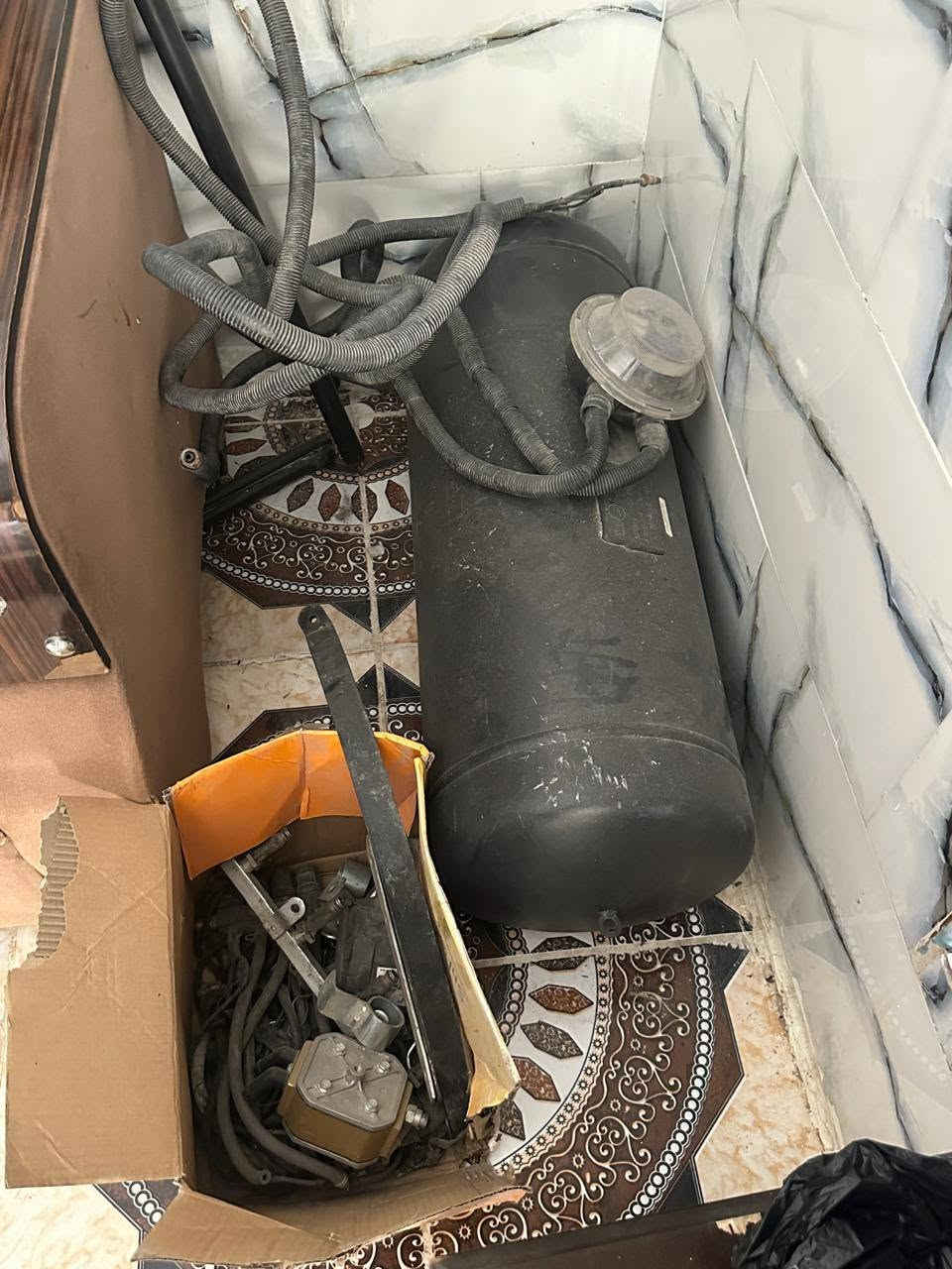منظومة غاز سيارة • ٤ سلندر • نظيفه جدا