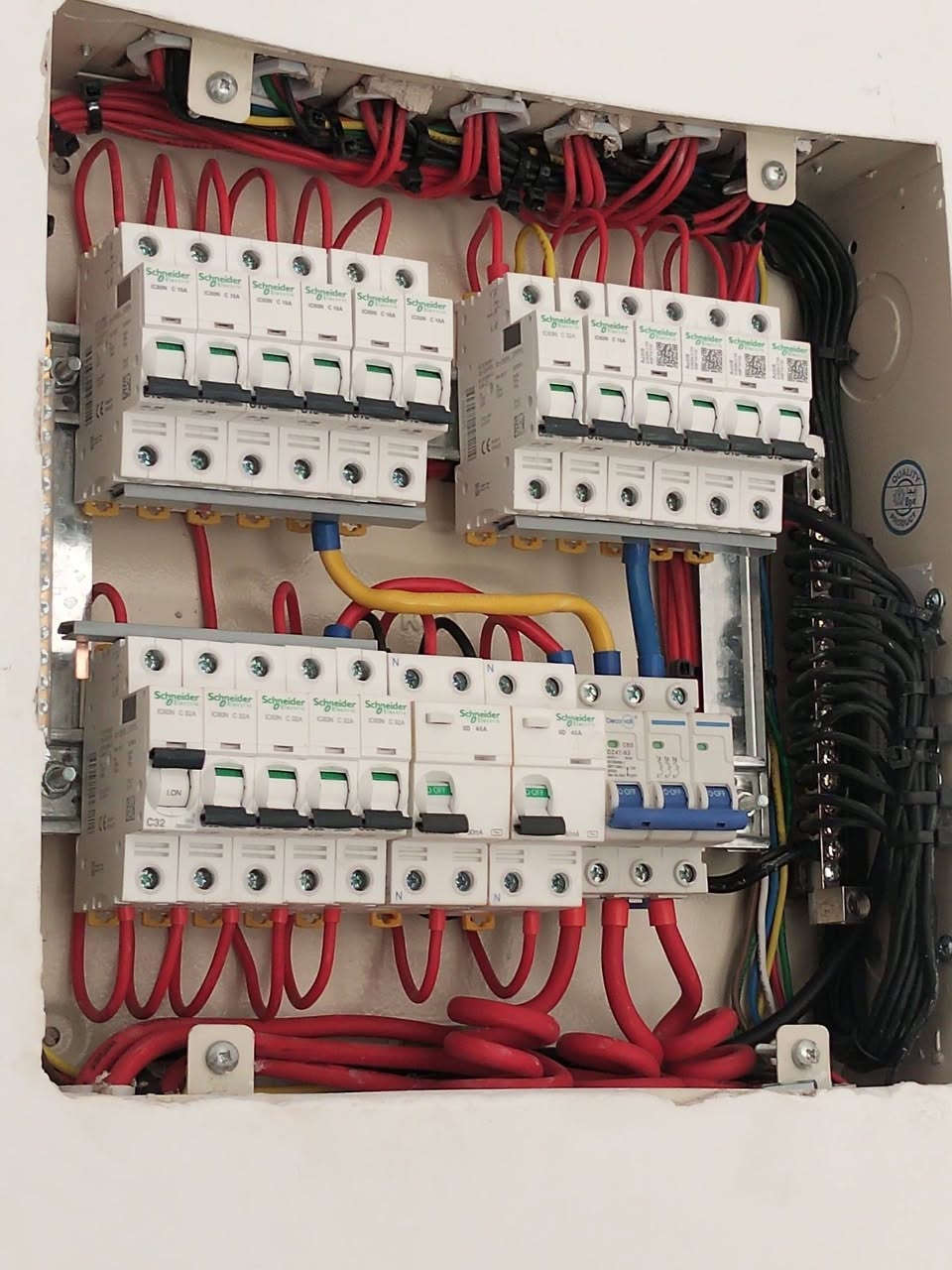 ⚡ خدمات كهرباء متكاملة ⚡
🔹صيانة منازل ومحلات 🔧
🔹تأسيس بوردات وسيطرة (ATS) حسب الطلب
🔹أعمال البوري والسيمنز بدقة وجودة عالية
🔹أسعار مناسبة وخدمة سريعة
📍 الانبار،  الرمادي 
📲 ***********
👷‍♂️ الكهربائي:مروان عبود
#كهرباء #بوردات_سيطره #تأسيس_كهرباء
