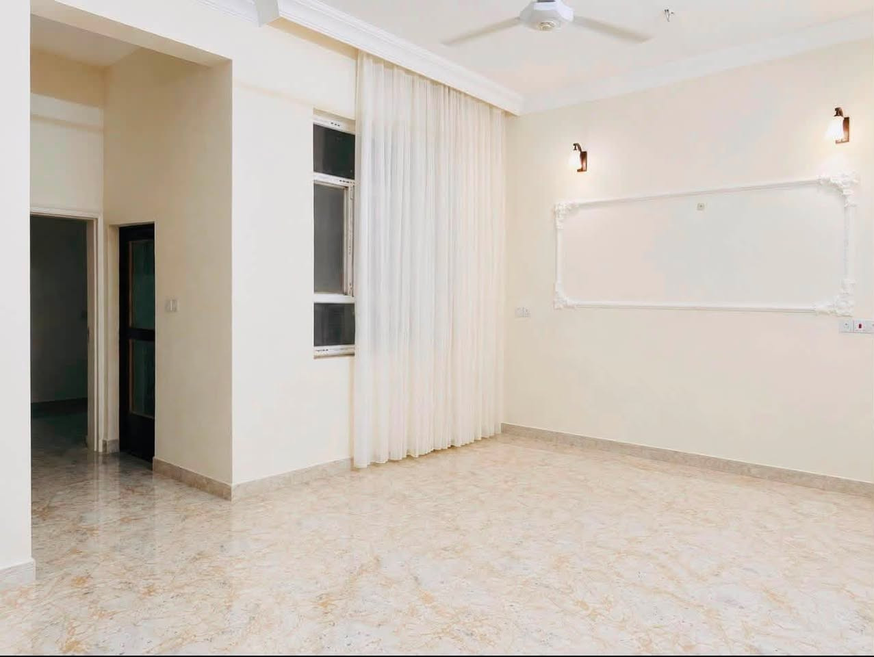 للبيع دار سكني بمساحه 200م الواجه 10 النزال 20 
موقعه الديوم توحيد  البيت بناء طابوق 🧱 
طابق واحد غرفتين نوم صاله مطبخ واسع 
تواصل *********** وحياكم الله
