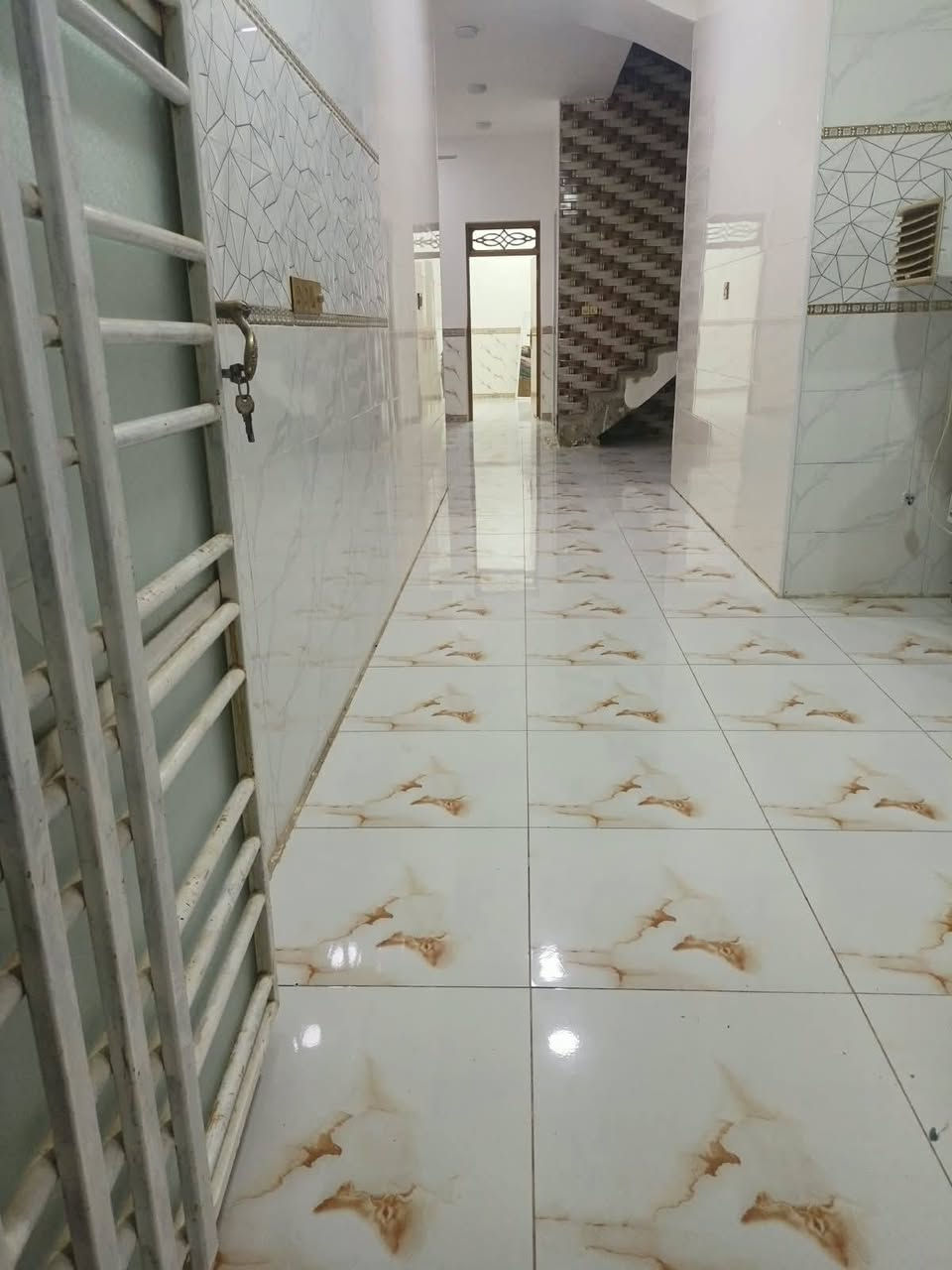 البيت للبيع مساحه 250 حي الشهداء مطلوب للأسكان 
للاستفسار الاتصال 
‏‪***********‬‏
