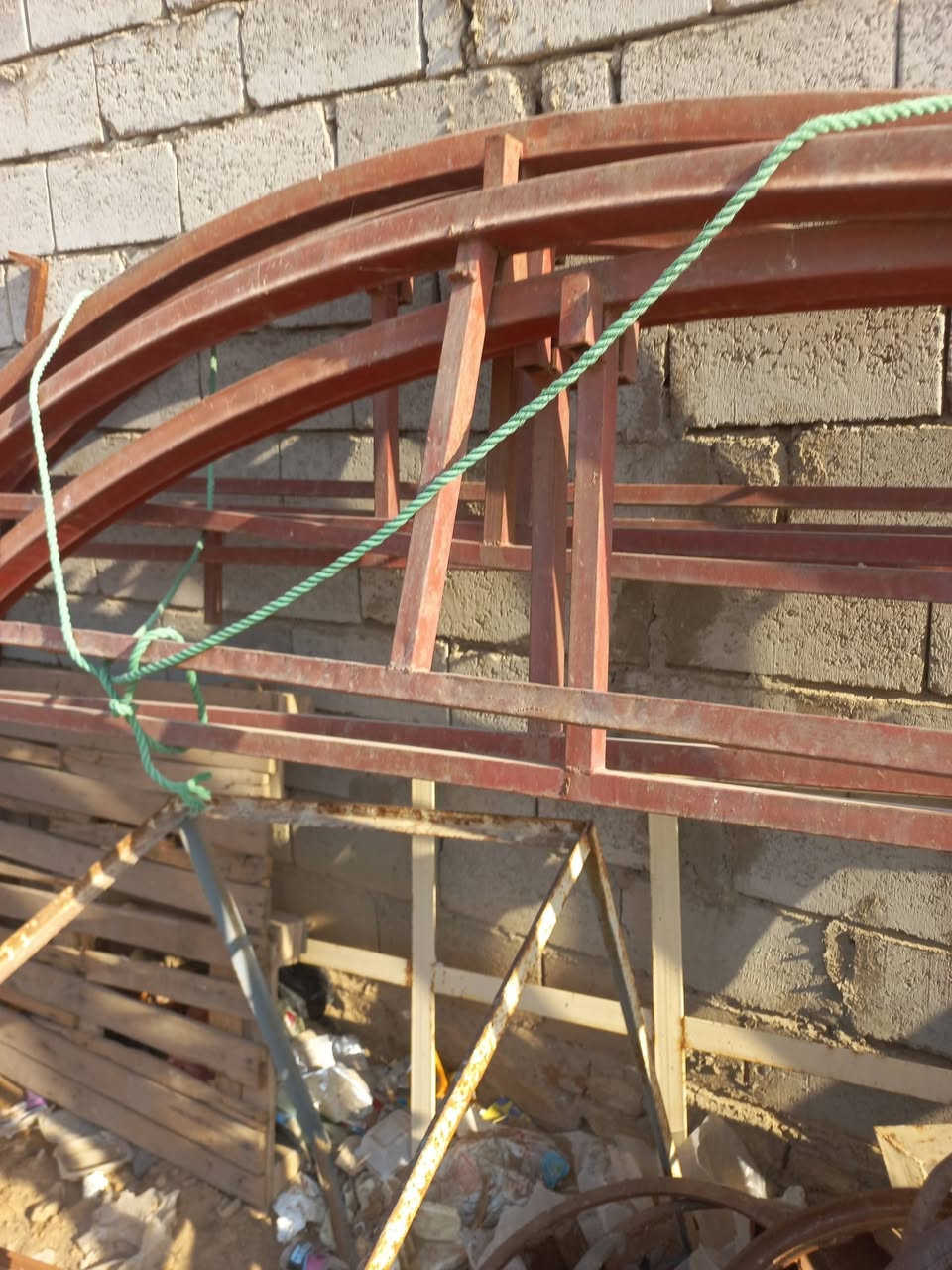 حديد جادر مقوس الطول ١٤متر العرض٤ونص الارتفاع ٣ مع قماش نظيف جدا للبيع المكان نجف ***********
