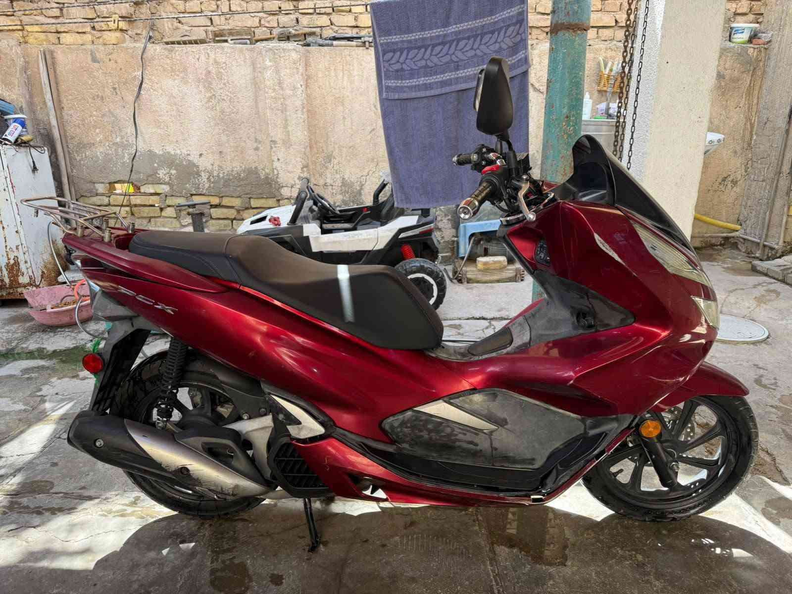 سلام عليكم بي سي اكس جيل 3 مكينه جديده لا تنقيص لا تبخير لا صوت  مكفوله مابيها نواقص جيب فيتر وتعال افحص مال بيت دراجه استخدام شخصي حساسات معروفه كهربائيات كلها شغاله اي نقص مابيها دراجه تاير الخلفي جديد قبل 10 ايام شديته دهن مكينه مي اخضر اصلي
 دهن اكسل مداريها اكثر من روحي فقط كفراتها بيها شخوط الباقي مكفول وين معيجبك انكر سلف وطلع شرط تشغيله نص نكره اي وقت بانزين كله محسن 
مكاني بغداد الحسينيه *********** 
سعر 2100 وبيها مجال حك جيه
