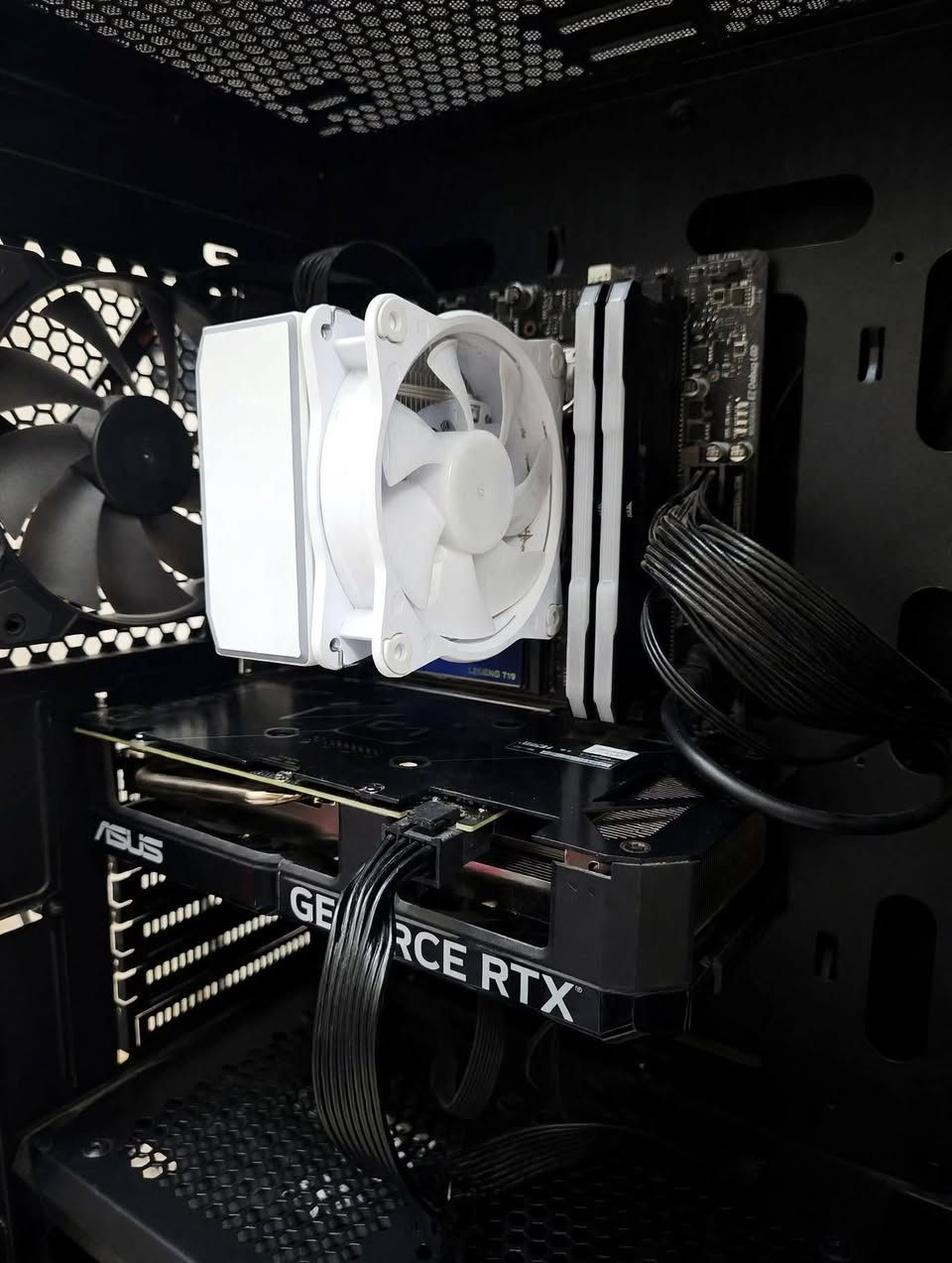 للبيع تجميعة العاب قوية - نظافة 100% - i5-12400F + RTX 4060

السلام عليكم
عندي تجميعة العاب قوية، استخدام شخصي سنة وشهر فقط، استخدام العاب خفيفة ودراسة. الحاسبة نظيفة فول وشغالة ثلج.

المواصفات:
🔹 المعالج: Intel Core i5-12400F (6 أنوية - 12 مسار)
🔹 اللوحة الأم: MSI H610
🔹 كارت الشاشة: ASUS Dual RTX 4060 8GB - بضمان 3 سنوات وباقي بيه سنتين تقريبا مع الكارتونة
🔹 الرام: T-FORCE 16GB (8x2) Dual Channel RGB 3600MHz
🔹 التخزين: ADATA LEGEND 710 1TB NVMe M.2
🔹 باور: RUIX 650W
🔹 الكيس: MASS 03 تهوية ممتازة

🔹 الشاشة: ASUS TUF VG249Q3A 23.8" 165Hz Fast IPS 1ms - بيها سماعتين مدمجة 2Wx2 وتدعم FreeSync

الحاسبة تشغل كل الالعاب الحديثة:
Warzone - GTA V - Valorant - Forza - Elden Ring على Ultra 1080p فريمات عالية وثابتة.

السعر:
الكيس والشاشة : 1,450,000 دينار وبيه مجال بسيط

السبب للبيع: اكمال دراسات عليا
المكان: الديوانية - السنية
التواصل: [***********] موجود واتساب

اذا مو شراي لا تكسر بالسعر وتكطع رزق العالم
