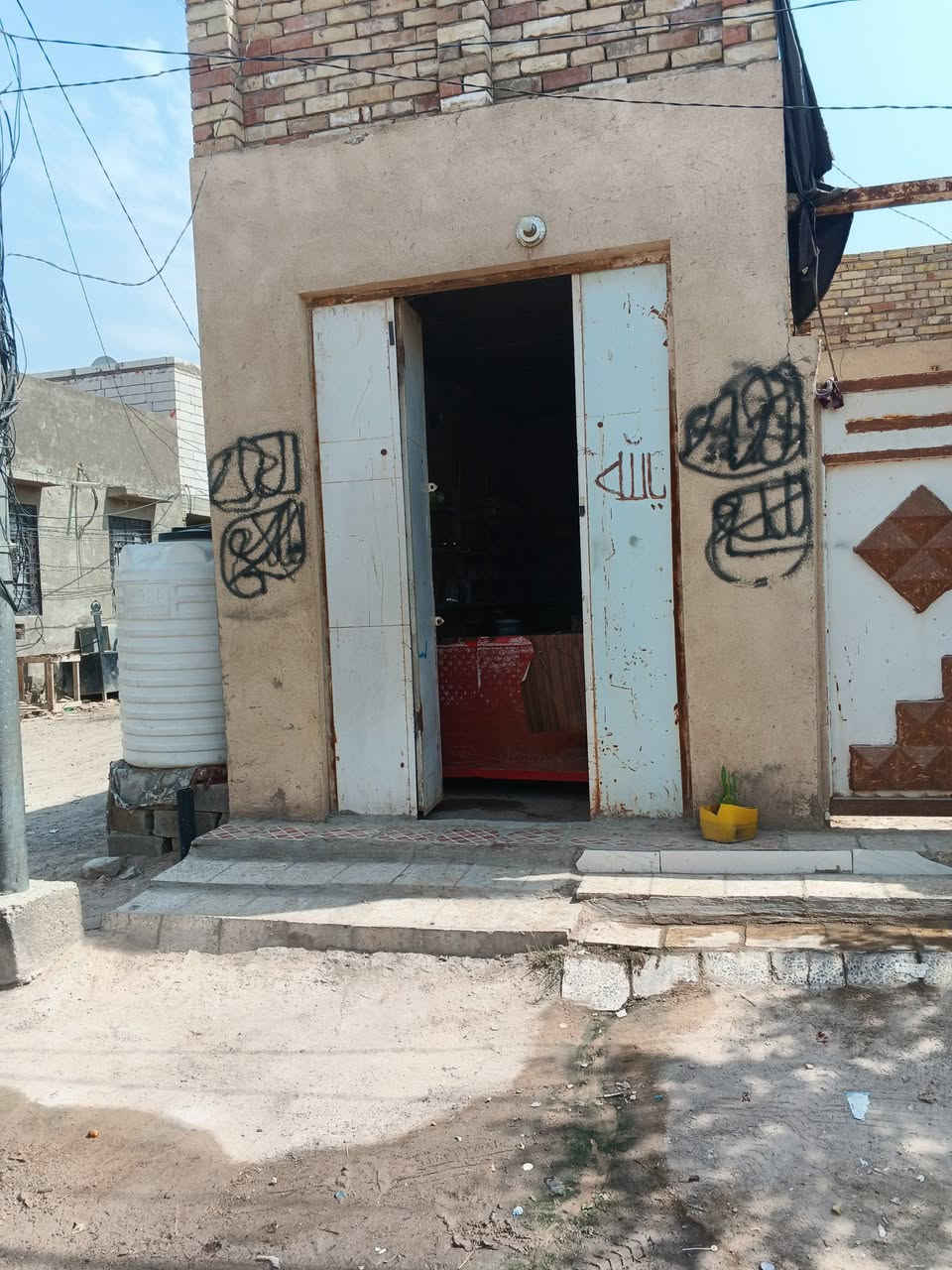 بيت للبيع مساحه 200متر حي العسكري مزارع ميسان قرب مدرسه در نجف الاهليه بيه محل ضمن البيت  رقم صاحب البيت ‏‪***********‬‏
