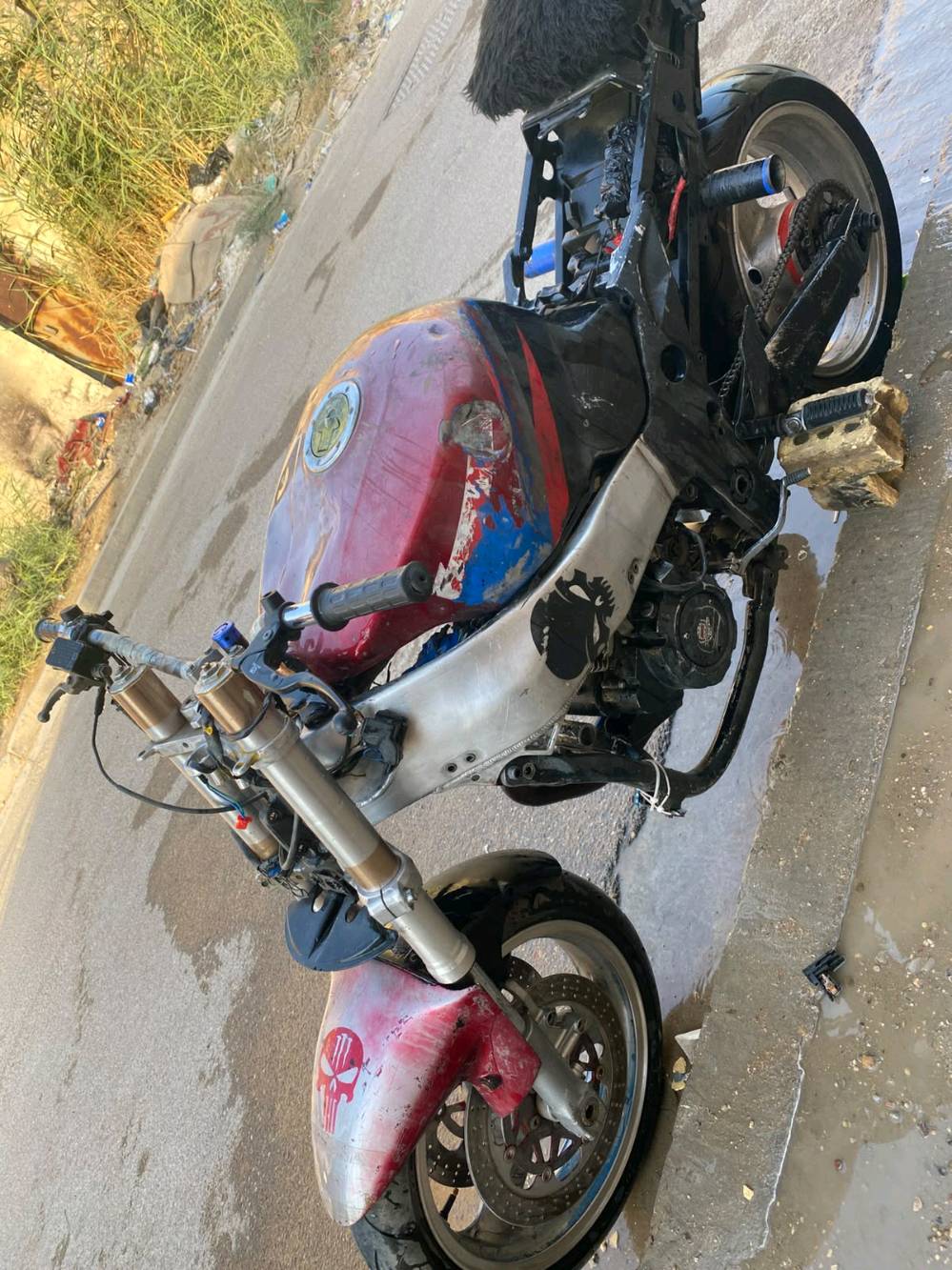 كاوسكي محرك ربع250  شغالة معدل بيهة فقط لاستيك ولف يعني دخانه شوية نوبة تكطع لازم تبدلة بلف دينار او برك خلفي ماكو امامي موجود مكاني بغداد بياع سعر 300 للطيبين