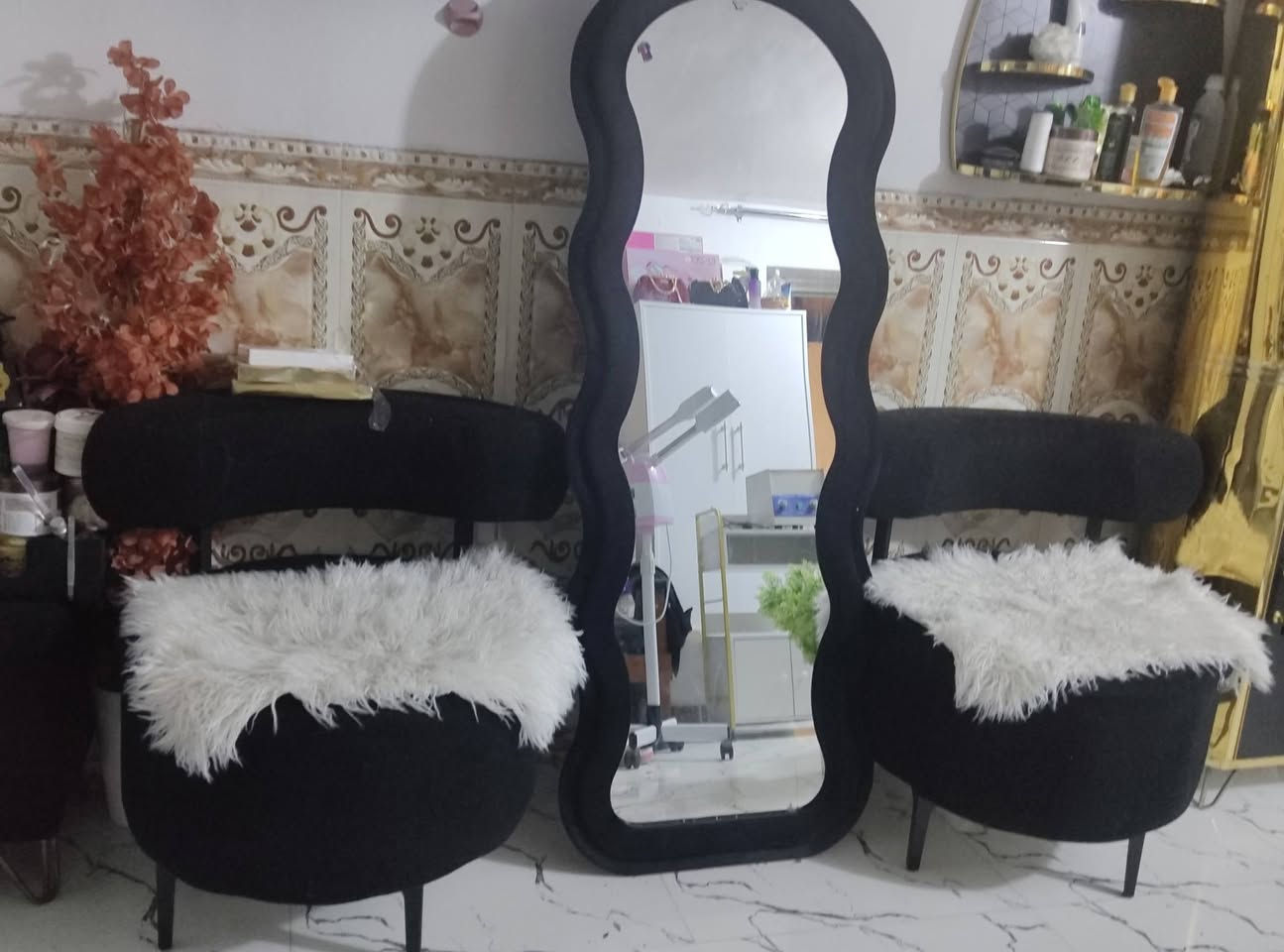 غراض صالون العنوان بغداد حي الجهاد قرب مطار بغداد للاتصال على الرقم ***********
