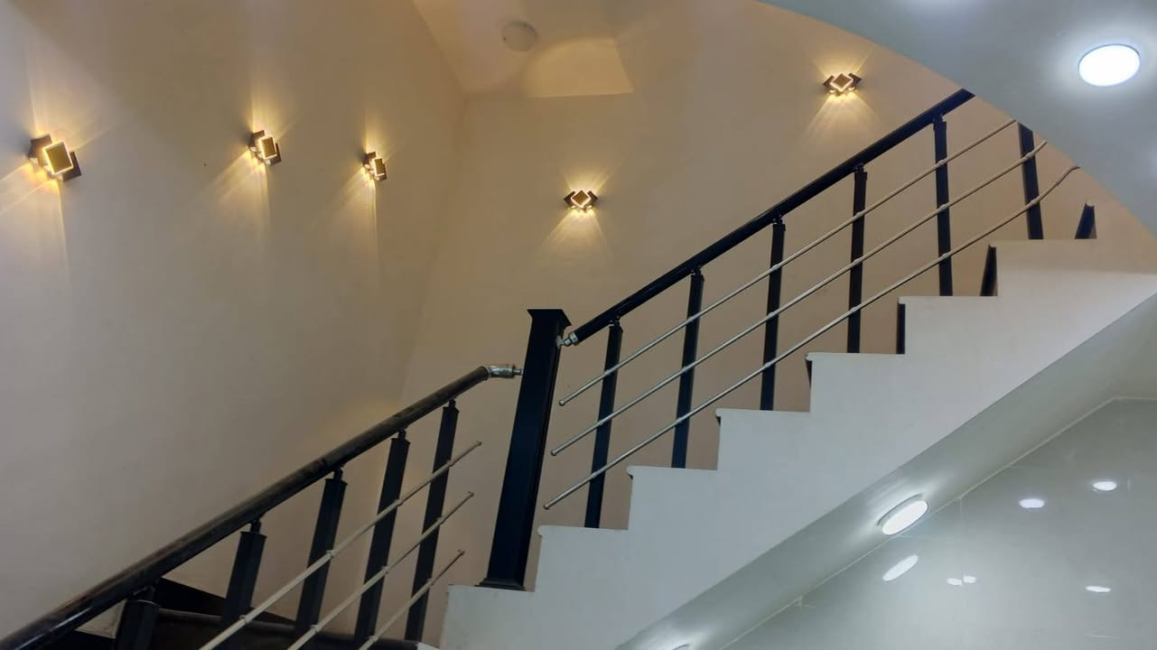 🏠مشتمل طابقين للبيع مساحته 100متر بناء حديث  بناء درجه اولى وديكورات ♦️يحتوي  الطابق الاول  غرفة نوم وهول ومطبخ واستقبال وصحيات داخلية وخارجية وگراچ  
♦️والطابق الثاني يحتوي على غرفتين نوم وهول وصحيات
🔳 بـــنـــاء حــديـــث 
🔳 بناء دراجه اولى وديكورات 
🔳مبني من الطابوق
🔳السقف صب كونكريت 
🔳الارضية والجدران سيراميك 
🔳نوع العقار طابو صرف
🔳قريب جداً من الشارع العام 
🔳الــــدار حـالياً فـــارغ
السعر// 150مليون وقابل للتفاوض 
📍عنوان واسط الكوت الخاجية في الــ5000قرب مستشفى العتبة
للاستفسار الاتصال 
***********
***********
***********
***********
مكتب دلالية أهل الديرة للعقار 
عنوان المكتب كوت حي الحكيم الاولى مجاور شركة كالة المكتب الركن
