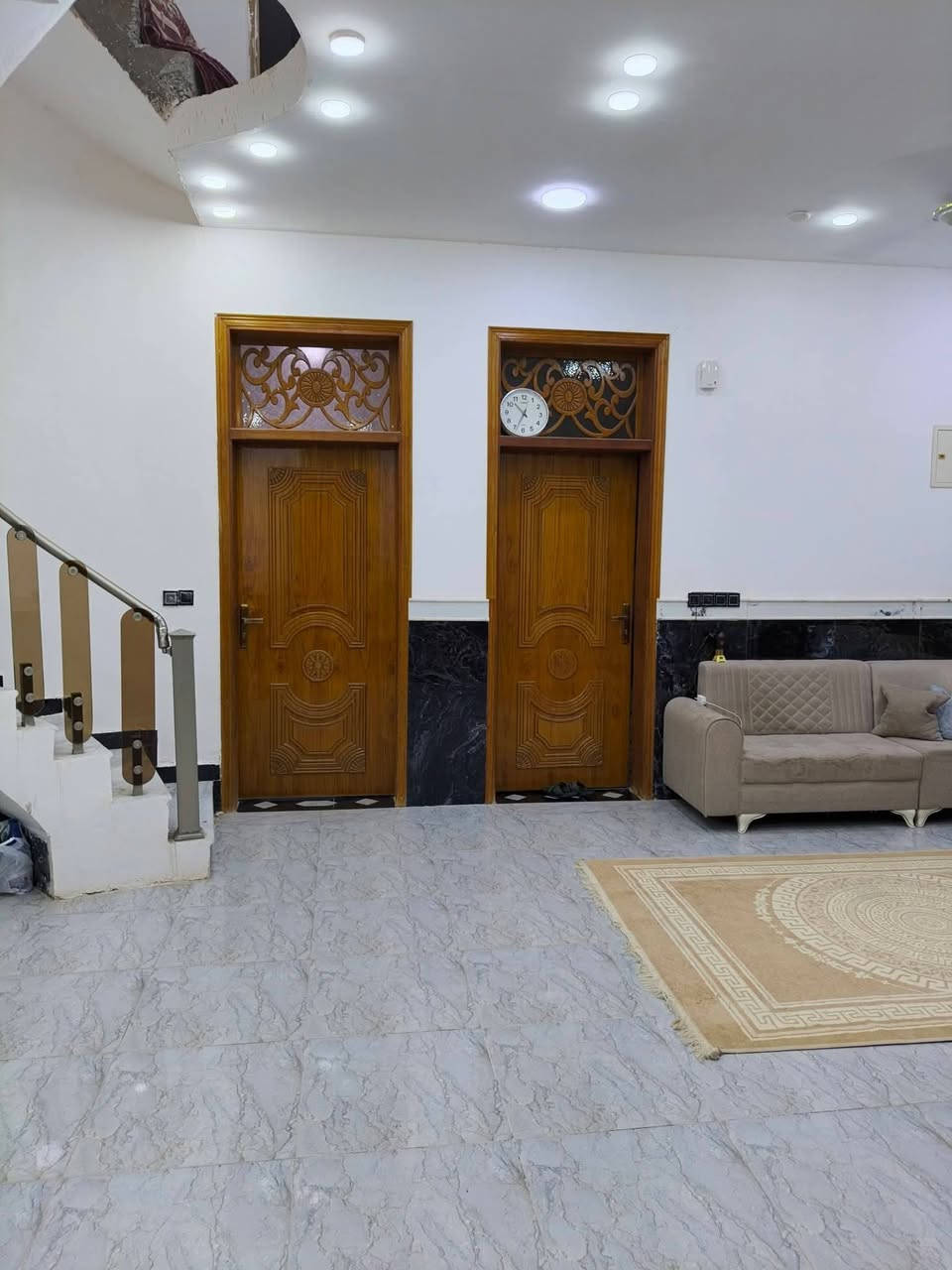 السلام عليكم ورحمة الله وبركاته
دار مساحة (200) متر واجهة 10 نزال 20 بناء حديث عقد 25 زراعي معاملة القعد مسلمه للبلدية للتقيم والتطويب 
العنوان منطقة دكتور حميد مقابل الجمعيات بالقرب من جامعة (الإمام جعفر الصادق علية السلام) #للبيع أو مراوس 
يحتوي في الطابق الأول على أستقبال وصالة ومطبخ حار وبارد وغرفتين نوم ومنور عدد 2 وحمامات عدد 2 والطابق الثاني يحتوي على غرفتين نوم وصالة وحمامات عدد 2  فقط الأرضية غير كاملة. للاستفسار الاتصال على الرقم *********** أو مراسلة واتساب
