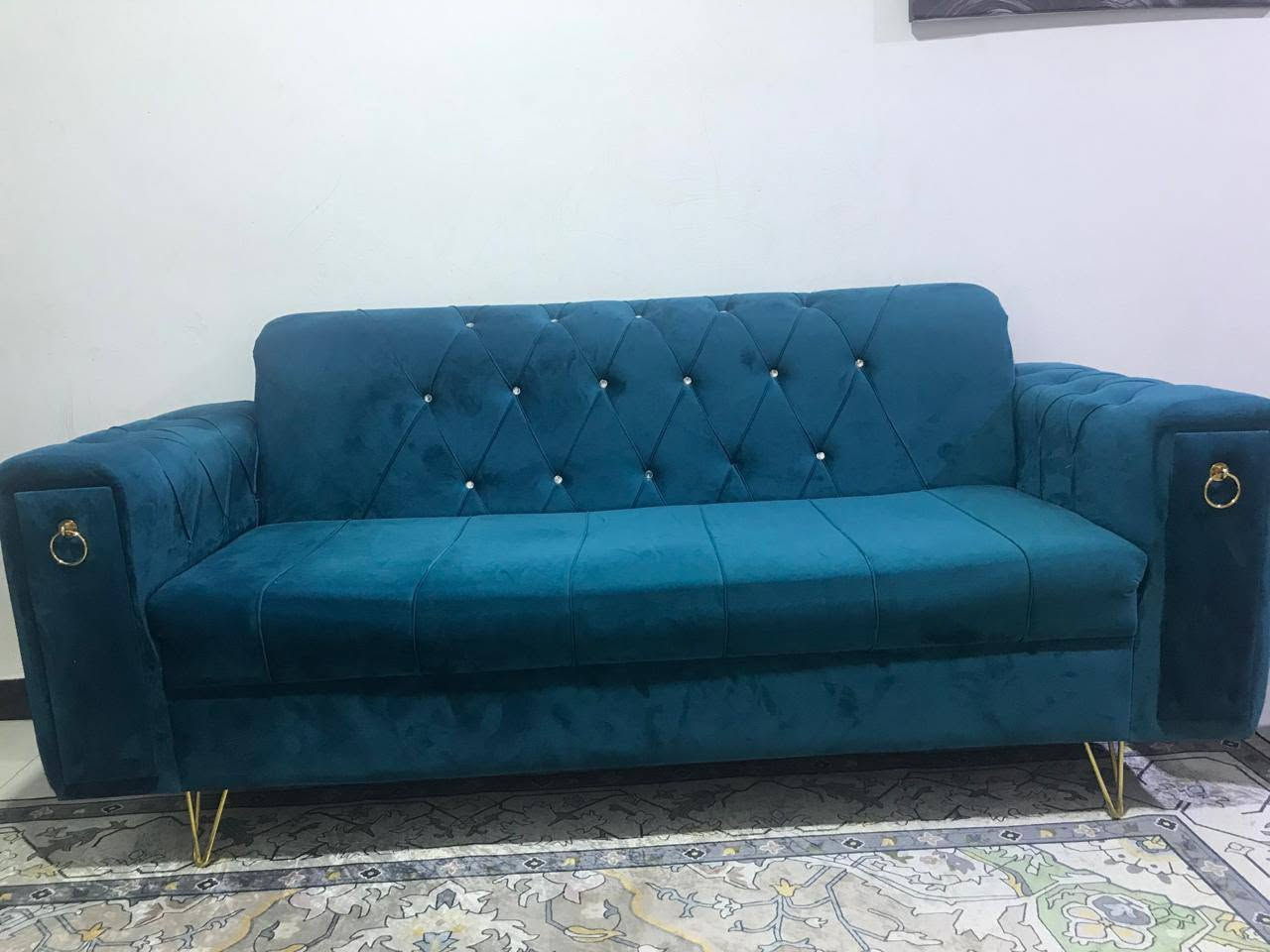 للبيع قنفات وميز  وكاونتر خشب القوي كلش . هذا رقم الصاحب الغراض أني مكلف بالنشر .... ***********

