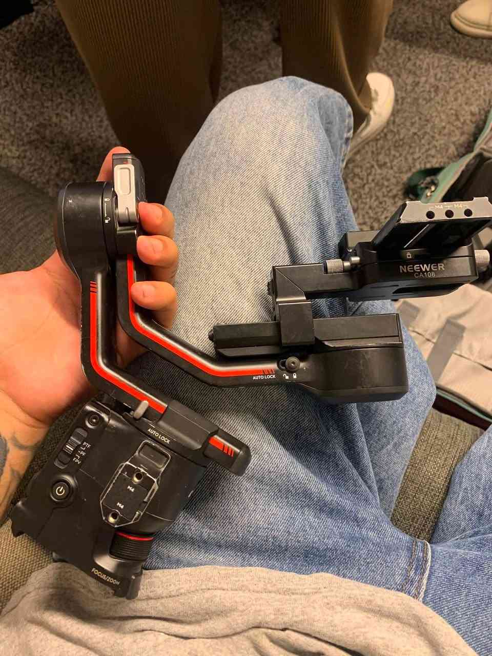 معدات كاملة للبيع
للتواصل *********** ما متوفر خاص
sony A7 IV استخدام شهر ونص فقط 
عدسة سوني 24-70 sigma الاصدار الثاني 
رونين 3 
نيك مايك DJI 2 ميني 
حقيبة معدات للضهر 
الكامره والعدسه بعدهن بالضمان مالتهن ورقة الضمان والكارتونات وكل الملحقات موجودات ضمان بيهن سنة
سعر الكامرة - 2,350,000
العدسة - 1,350,000
الرونين - 450,000
النك مايك - 100,000
ابيع كامل ما ابيع تك و تك سعر الغراض كاملة ب  4,250,000
